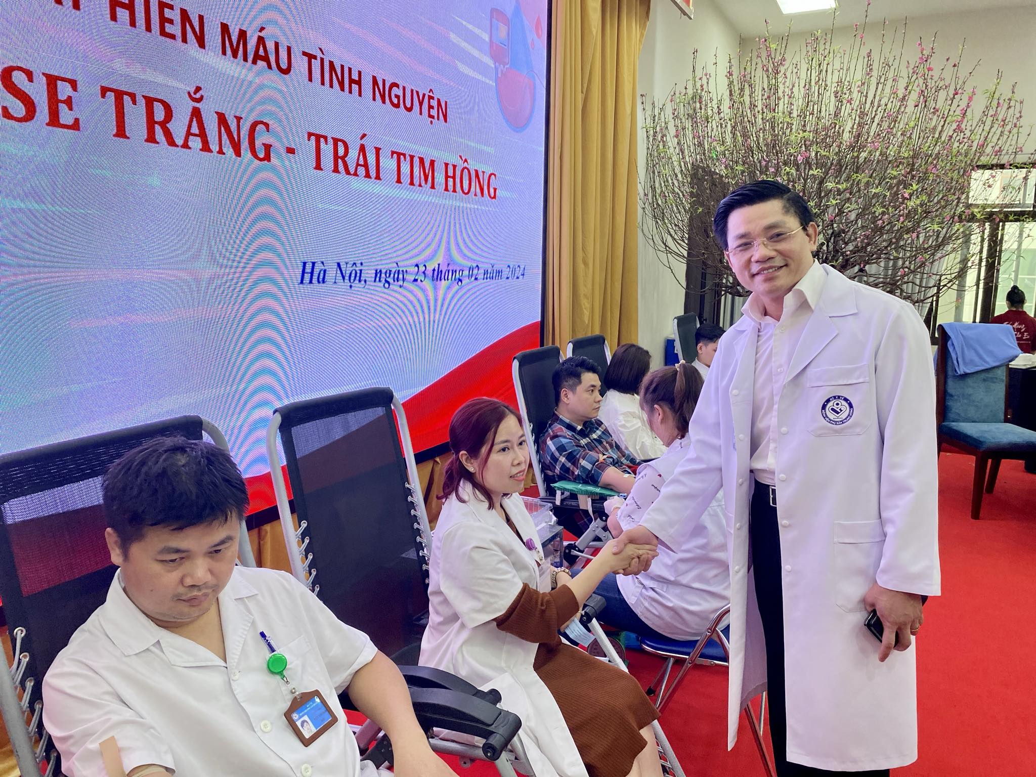 Hơn 430 nhân viên y tế Bệnh viện Phụ sản Trung ương hiến máu tình nguyện - ảnh 1