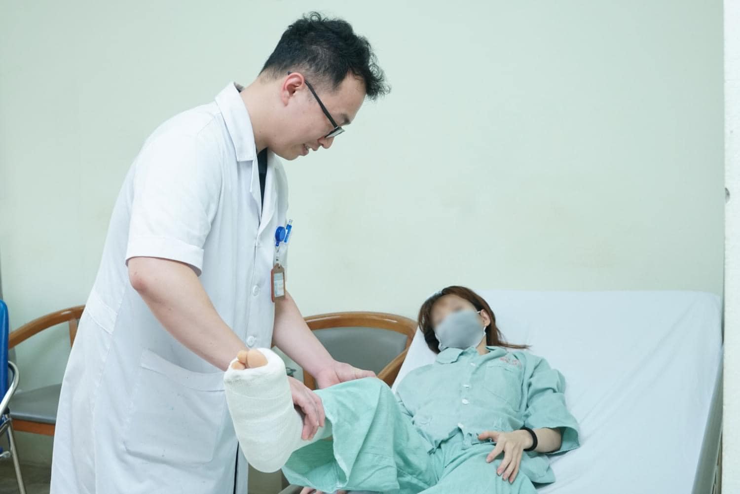 Ngoạn mục cứu sống nữ bệnh nhân bị xe tải cán qua người - ảnh 1