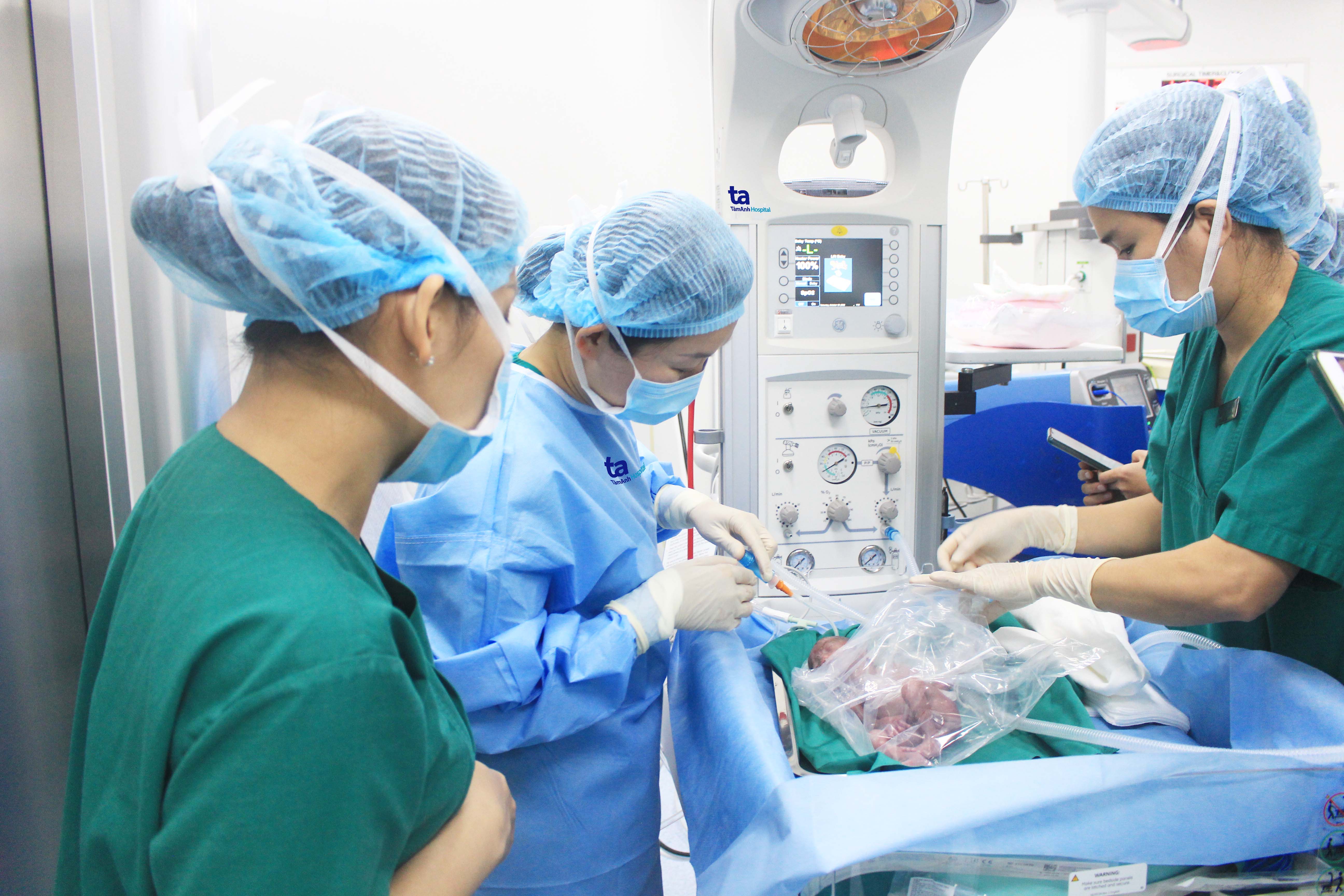 Phác đồ “giờ vàng’’ cứu sống hàng trăm trẻ sinh rất non - ảnh 1