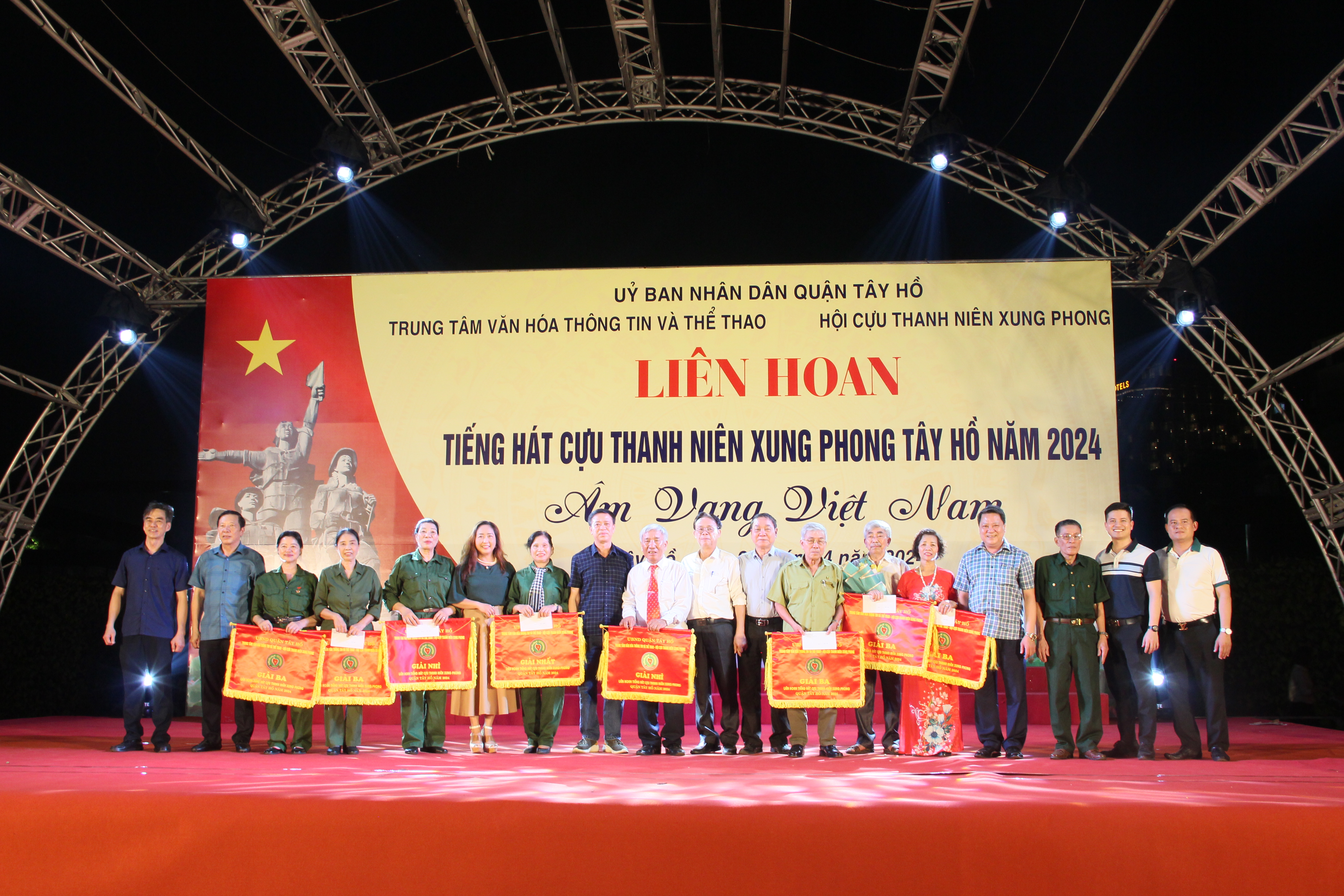 Liên hoan tiếng hát Cựu TNXP quận Tây Hồ: “Âm vang Việt Nam” hào hùng qua từng khúc hát - ảnh 4