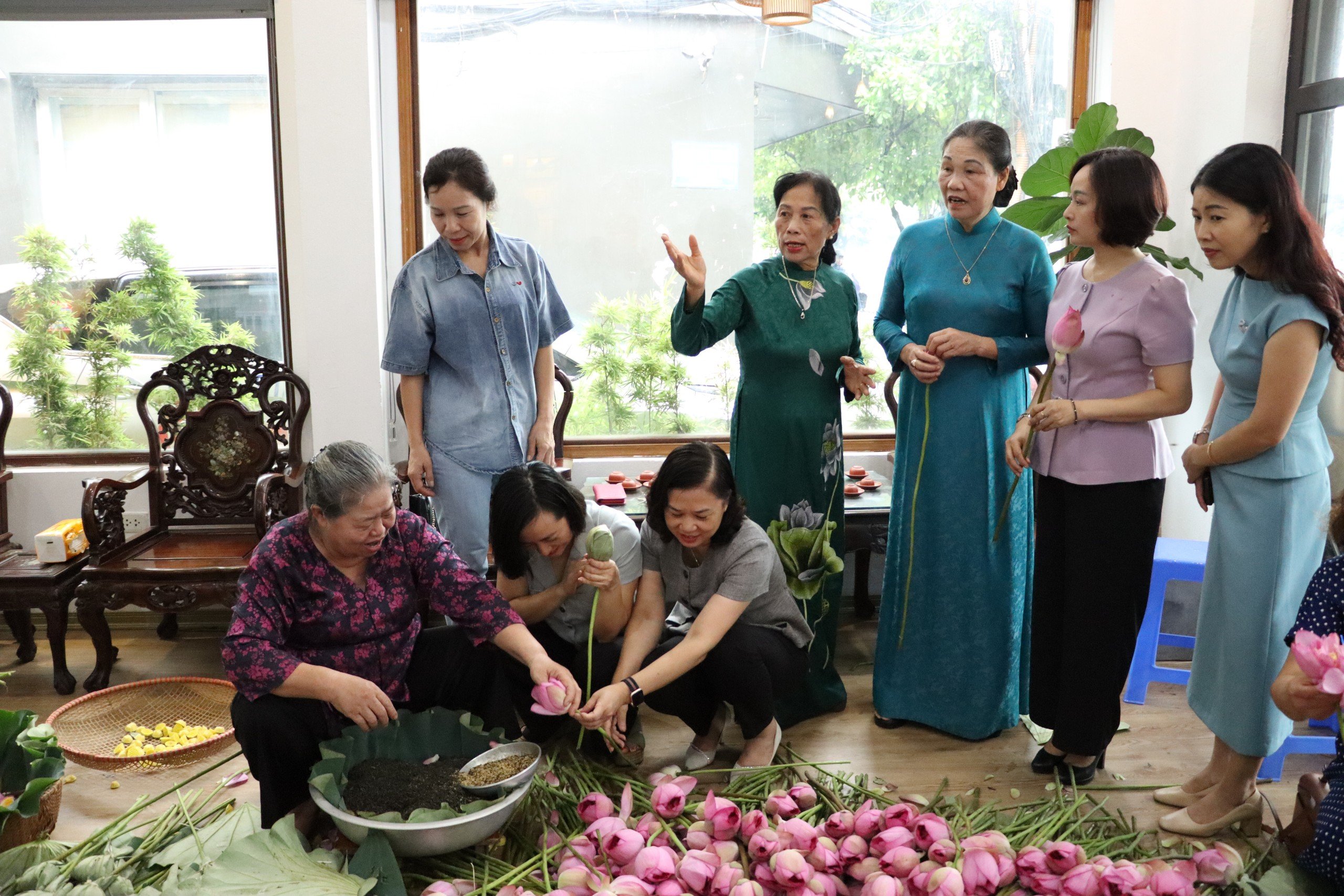 Phụ nữ Thủ đô có vai trò quan trọng trong bảo tồn và phát huy giá trị sản phẩm nghề truyền thống - ảnh 4