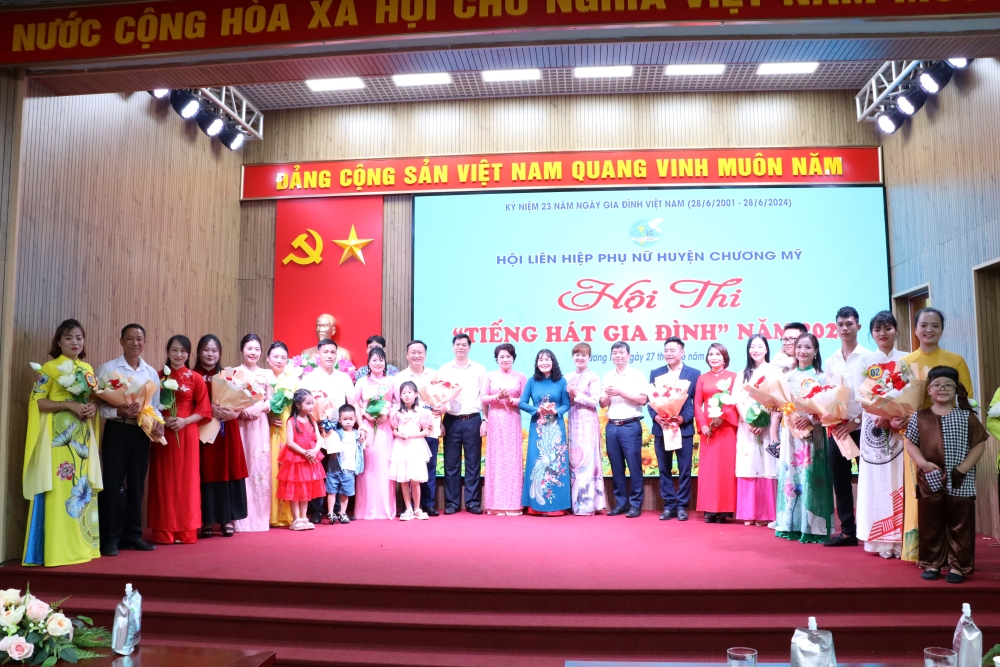 Hội LHPN huyện Chương Mỹ: Vun đắp hạnh phúc qua hội thi “Tiếng hát gia đình“ - ảnh 2