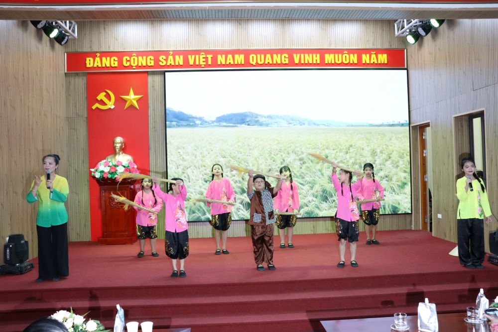Hội LHPN huyện Chương Mỹ: Vun đắp hạnh phúc qua hội thi “Tiếng hát gia đình“ - ảnh 3