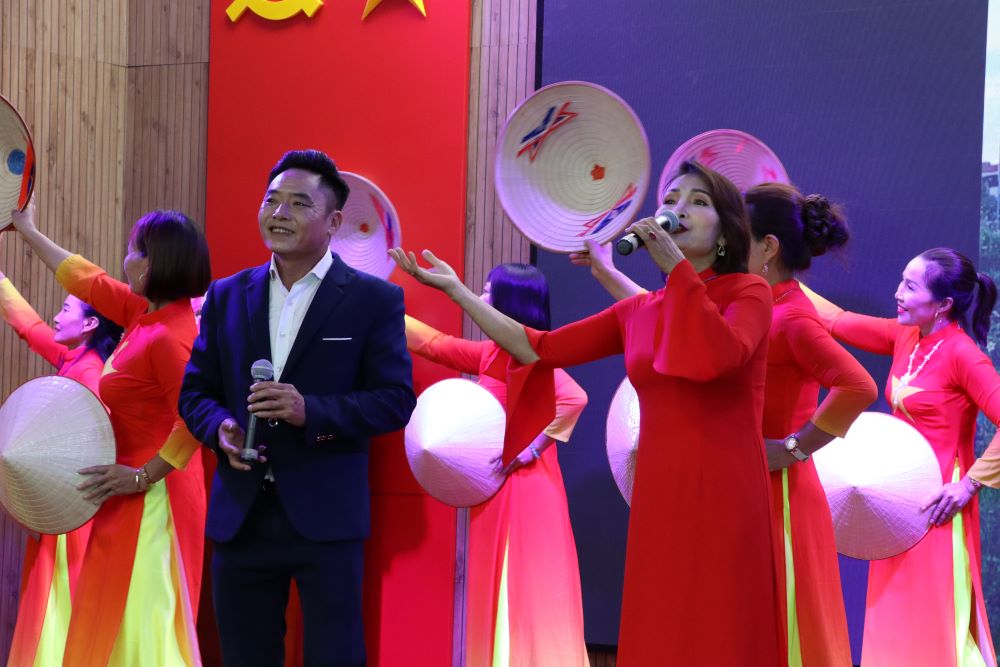 Hội LHPN huyện Chương Mỹ: Vun đắp hạnh phúc qua hội thi “Tiếng hát gia đình“ - ảnh 4