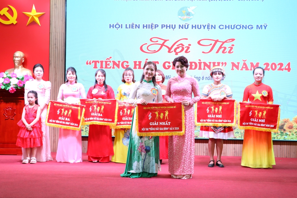 Hội LHPN huyện Chương Mỹ: Vun đắp hạnh phúc qua hội thi “Tiếng hát gia đình“ - ảnh 6
