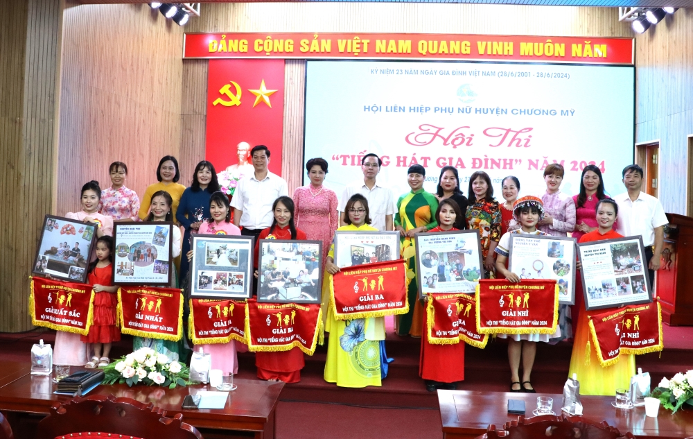 Hội LHPN huyện Chương Mỹ: Vun đắp hạnh phúc qua hội thi “Tiếng hát gia đình“ - ảnh 7