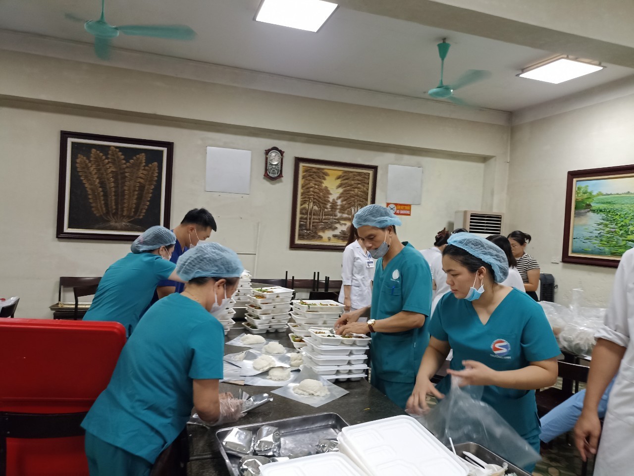 Ấm áp bữa cơm công đoàn Bệnh viện Hữu Nghị - ảnh 1