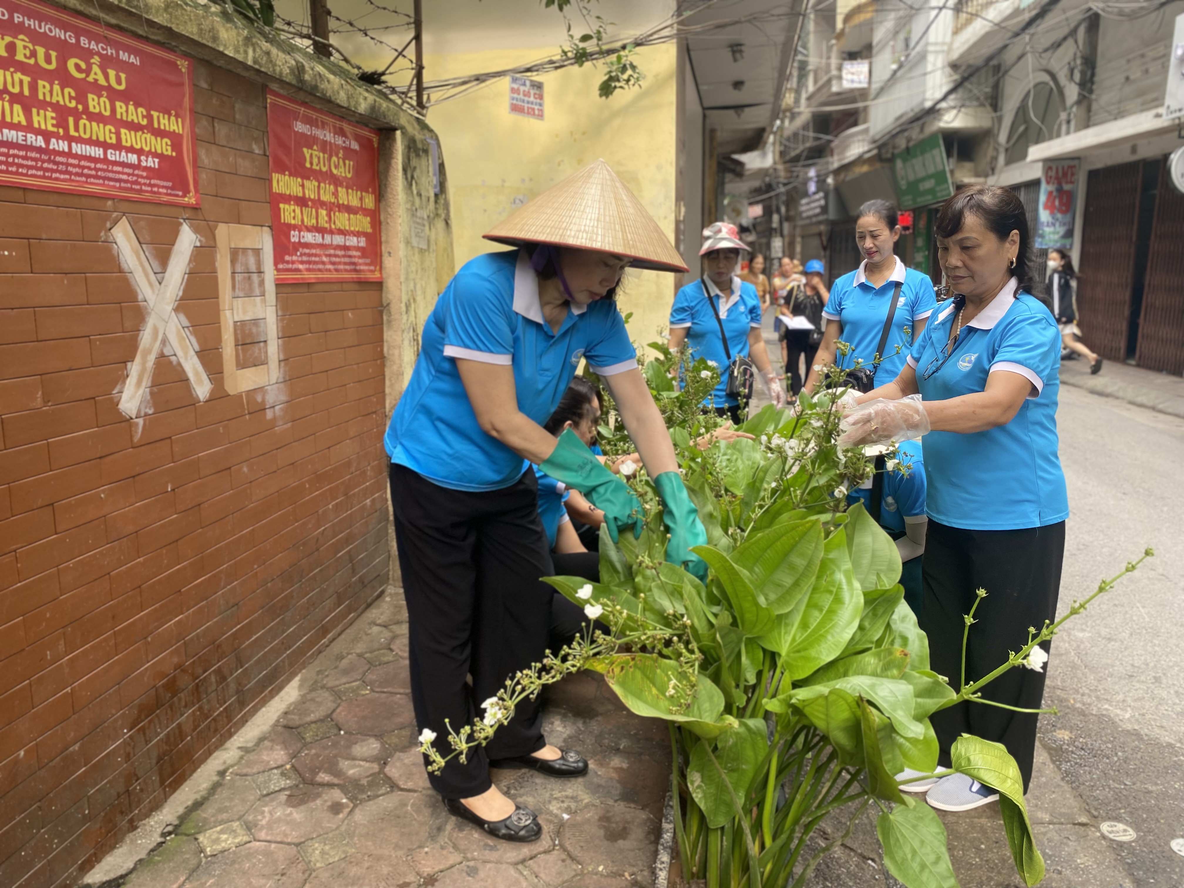 Phụ nữ phường Bạch Mai chung tay xóa điểm chân rác - ảnh 4