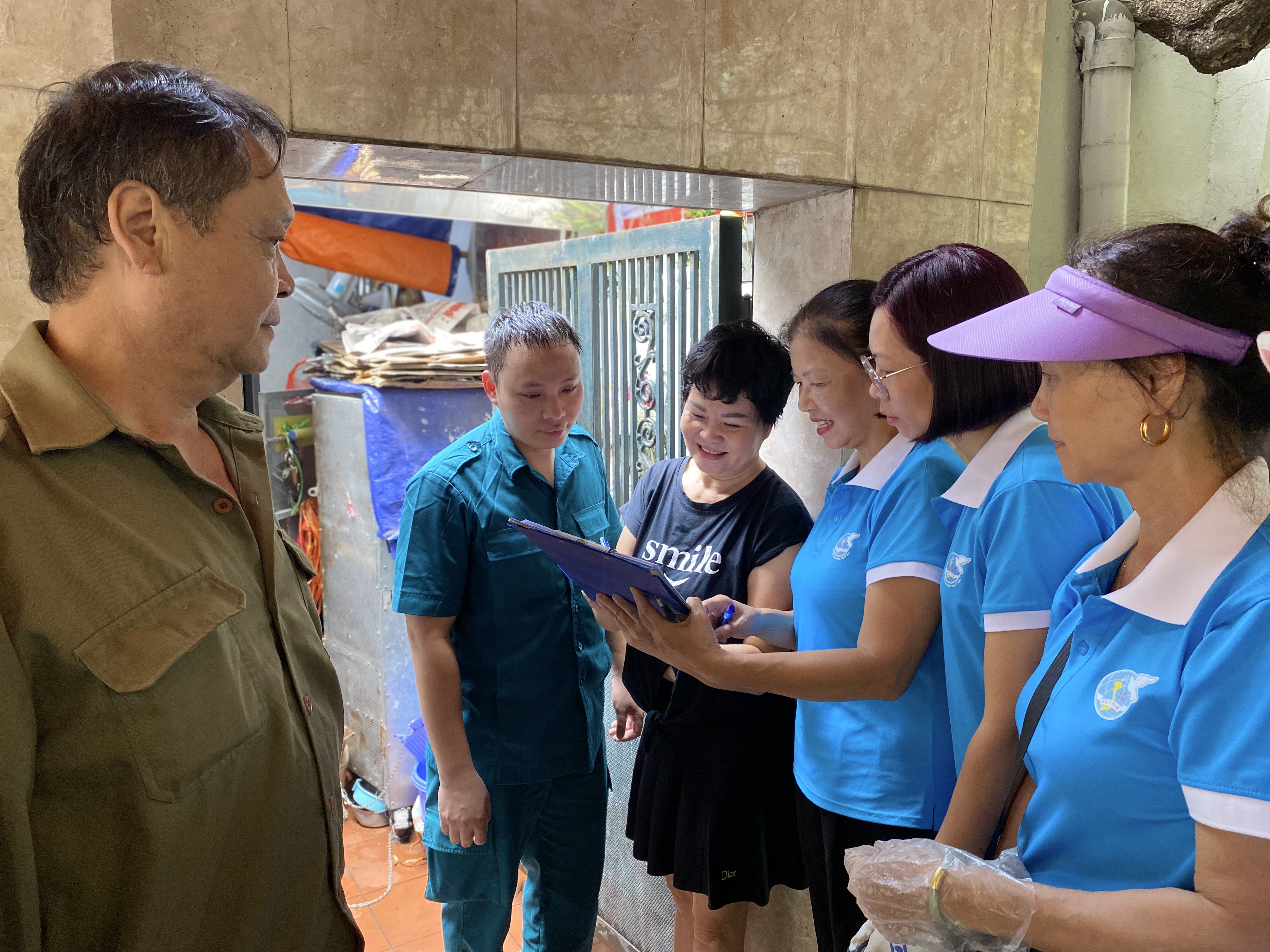 Phụ nữ phường Bạch Mai chung tay xóa điểm chân rác - ảnh 9