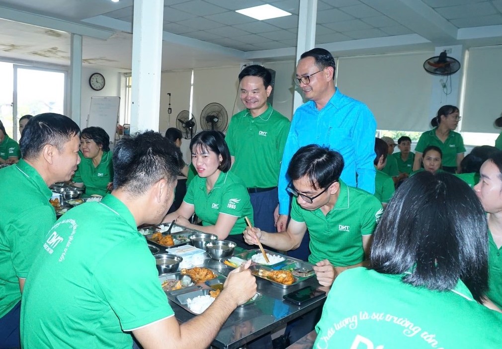 Ấm cúng “Bữa cơm công đoàn” - ảnh 2