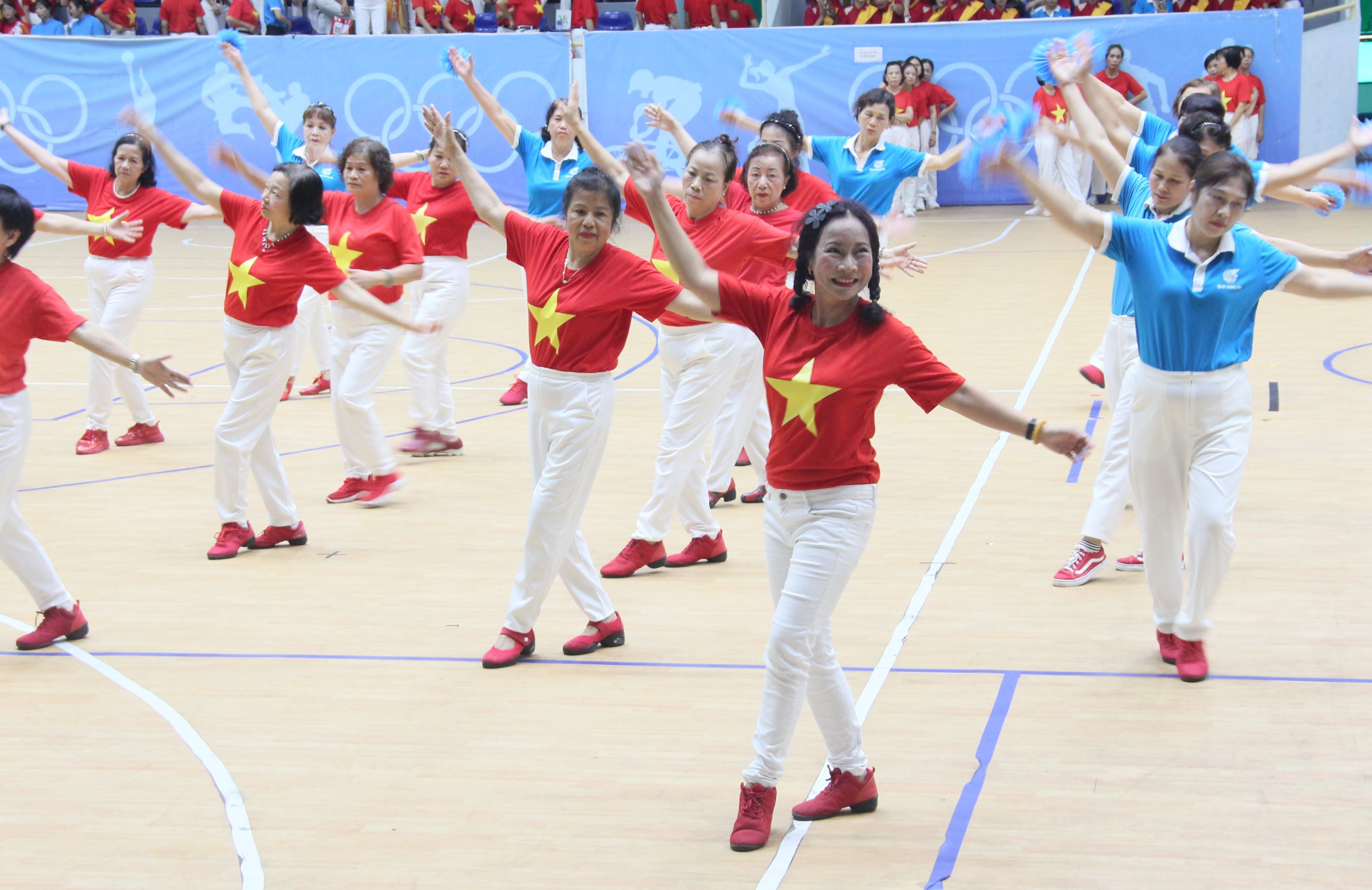 Hơn 700 cán bộ, hội viên phụ nữ Hoàng Mai sôi nổi tranh tài tại hội thi dân vũ - ảnh 8