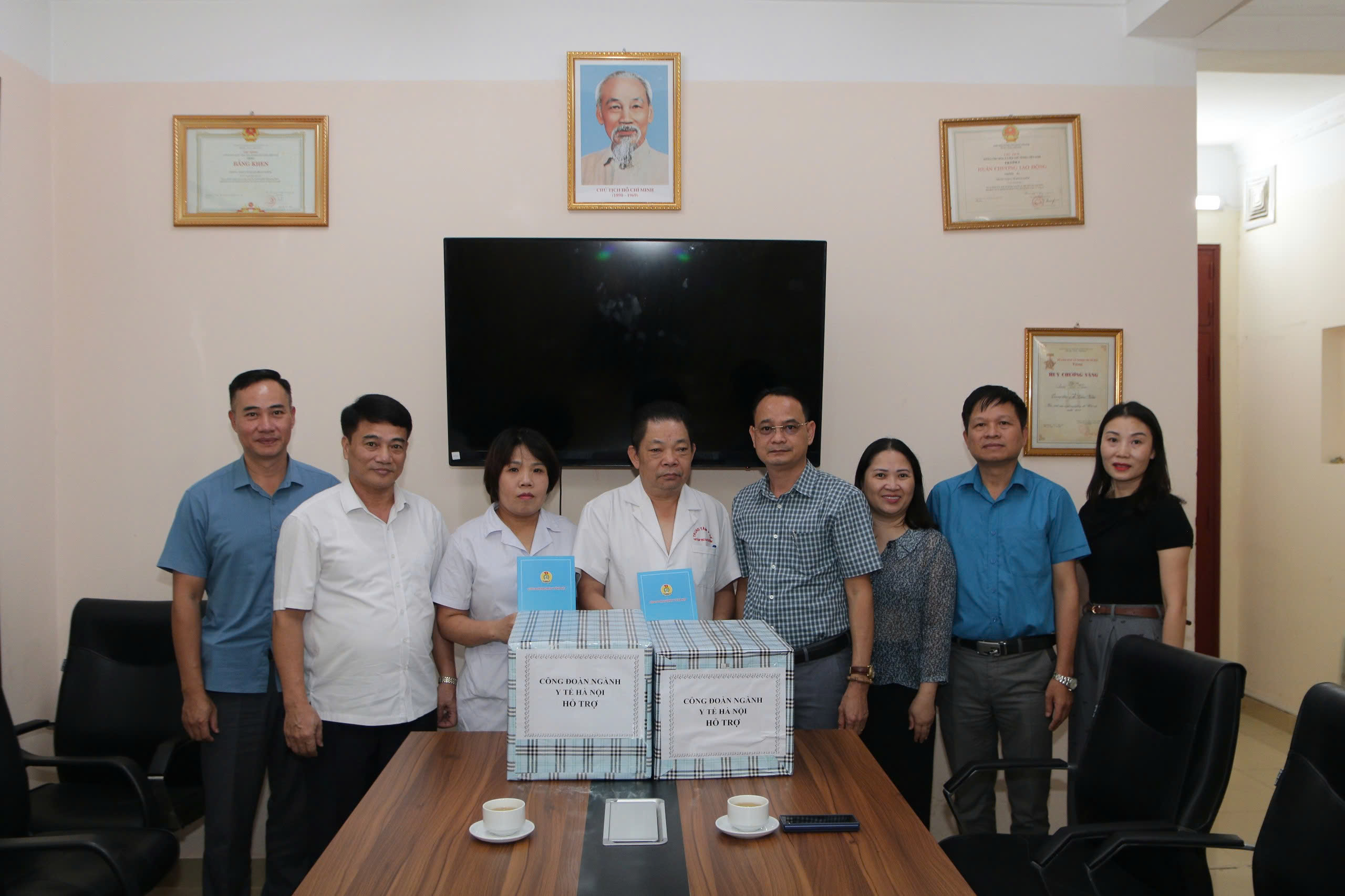 Công đoàn ngành Y tế thăm, tặng quà một số đơn vị y tế bị ảnh hưởng bởi bão số 3 - ảnh 2