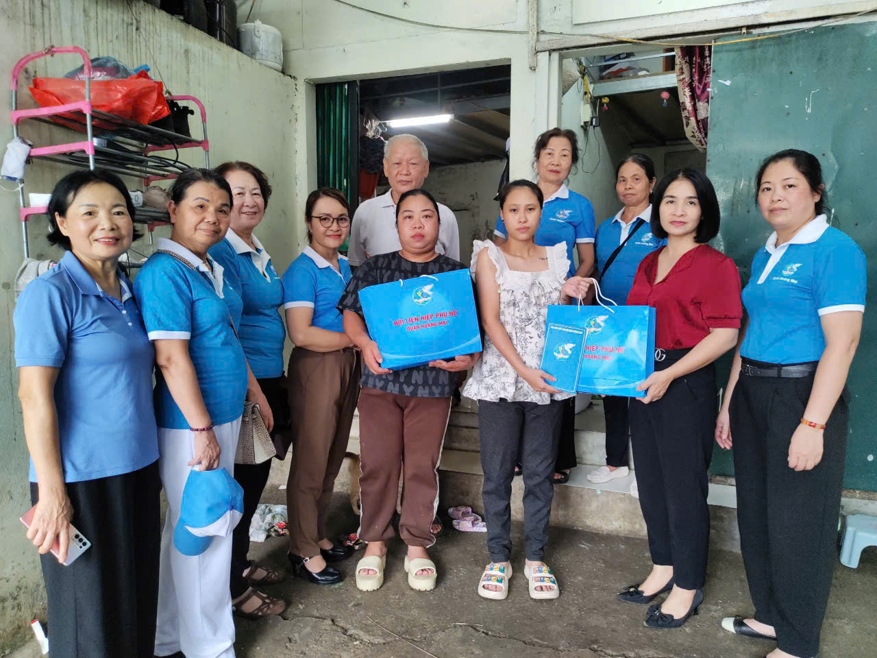 Phụ nữ Hoàng Mai san sẻ yêu thương sau cơn bão số 3 - ảnh 1
