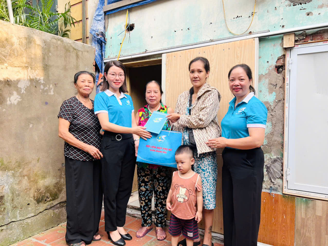 Phụ nữ Hoàng Mai san sẻ yêu thương sau cơn bão số 3 - ảnh 3