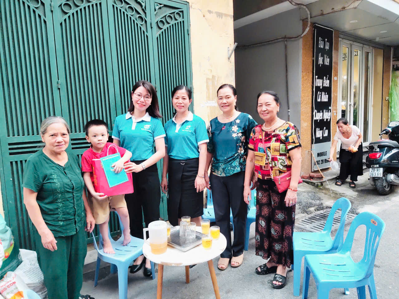 Phụ nữ Hoàng Mai san sẻ yêu thương sau cơn bão số 3 - ảnh 2