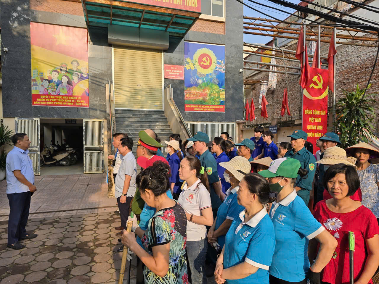 Quận Hoàng Mai: 14/14 phường ra quân tổng vệ sinh môi trường - ảnh 1