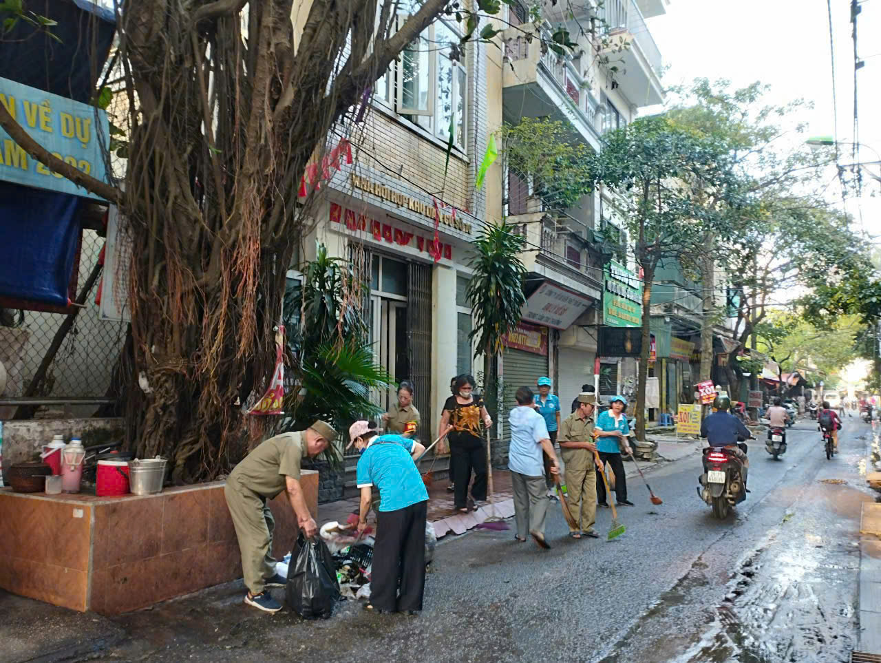 Quận Hoàng Mai: 14/14 phường ra quân tổng vệ sinh môi trường - ảnh 2