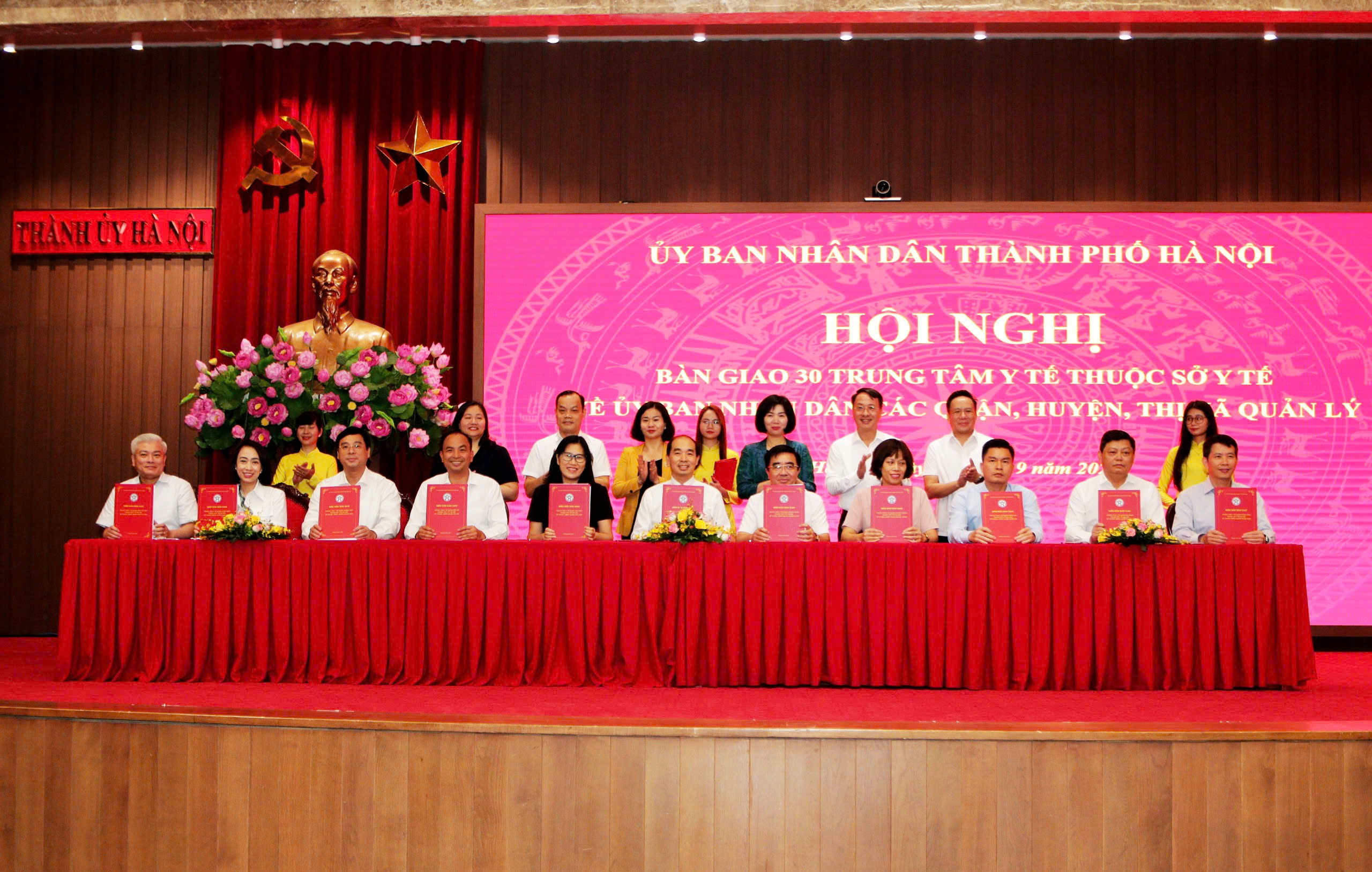 Hà Nội: Bàn giao 30 Trung tâm Y tế về UBND quận, huyện, thị xã - ảnh 3