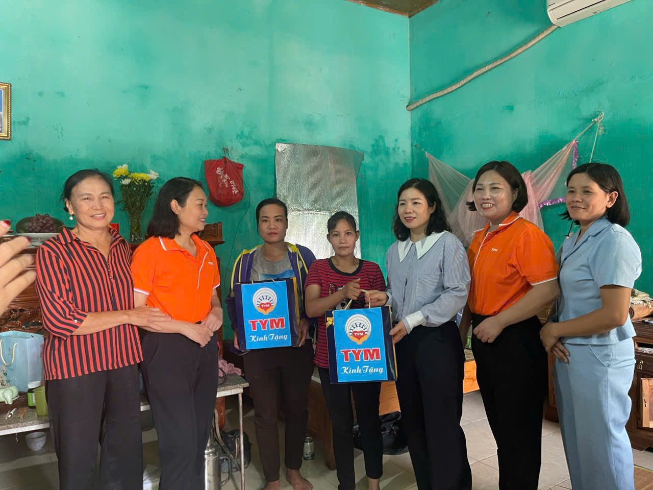 TYM Sóc Sơn: Tặng quà thành viên bị ảnh hưởng sau bão lũ - ảnh 3