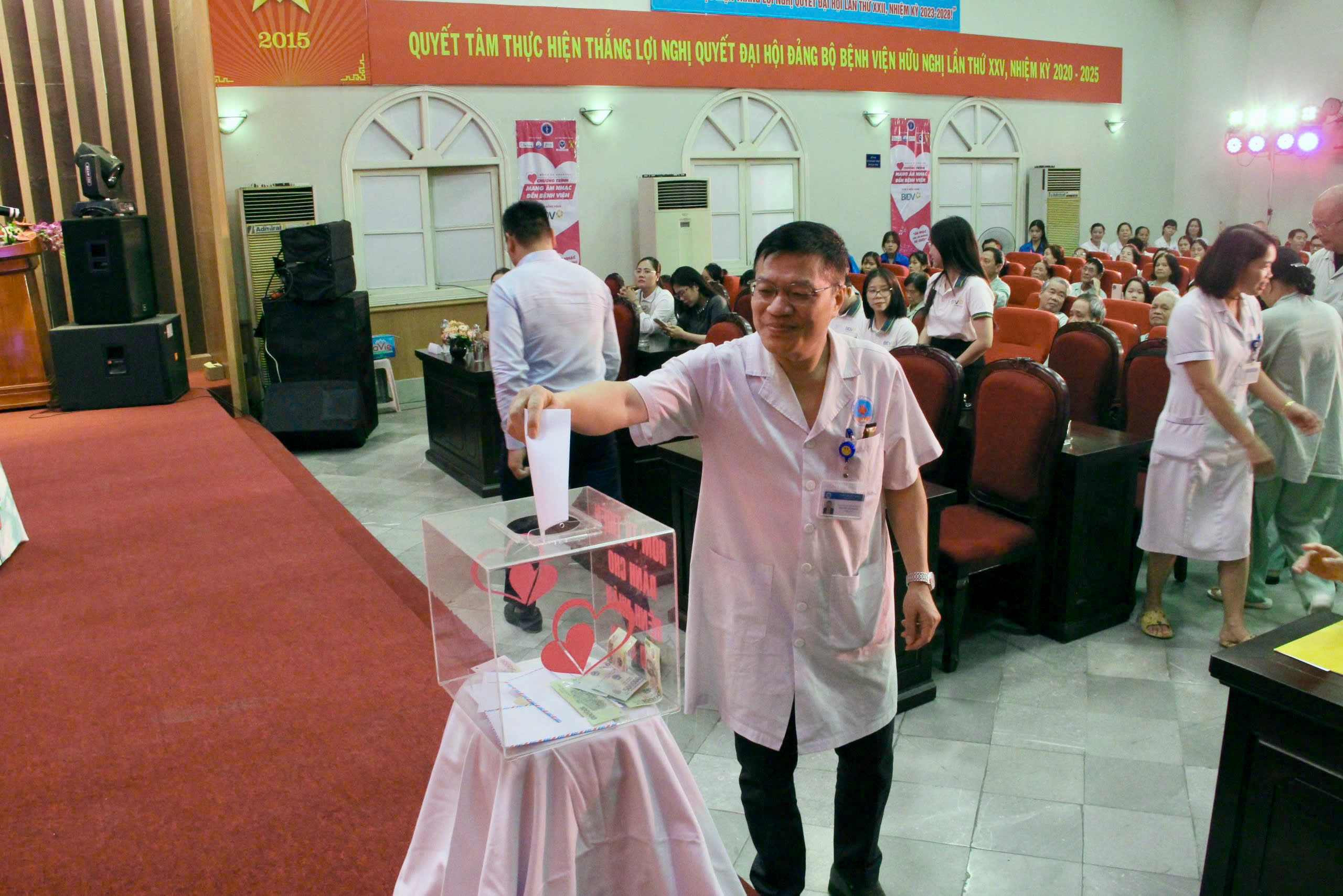 BV Hữu Nghị: Mang âm nhạc, niềm vui và yêu thương tới người bệnh - ảnh 8