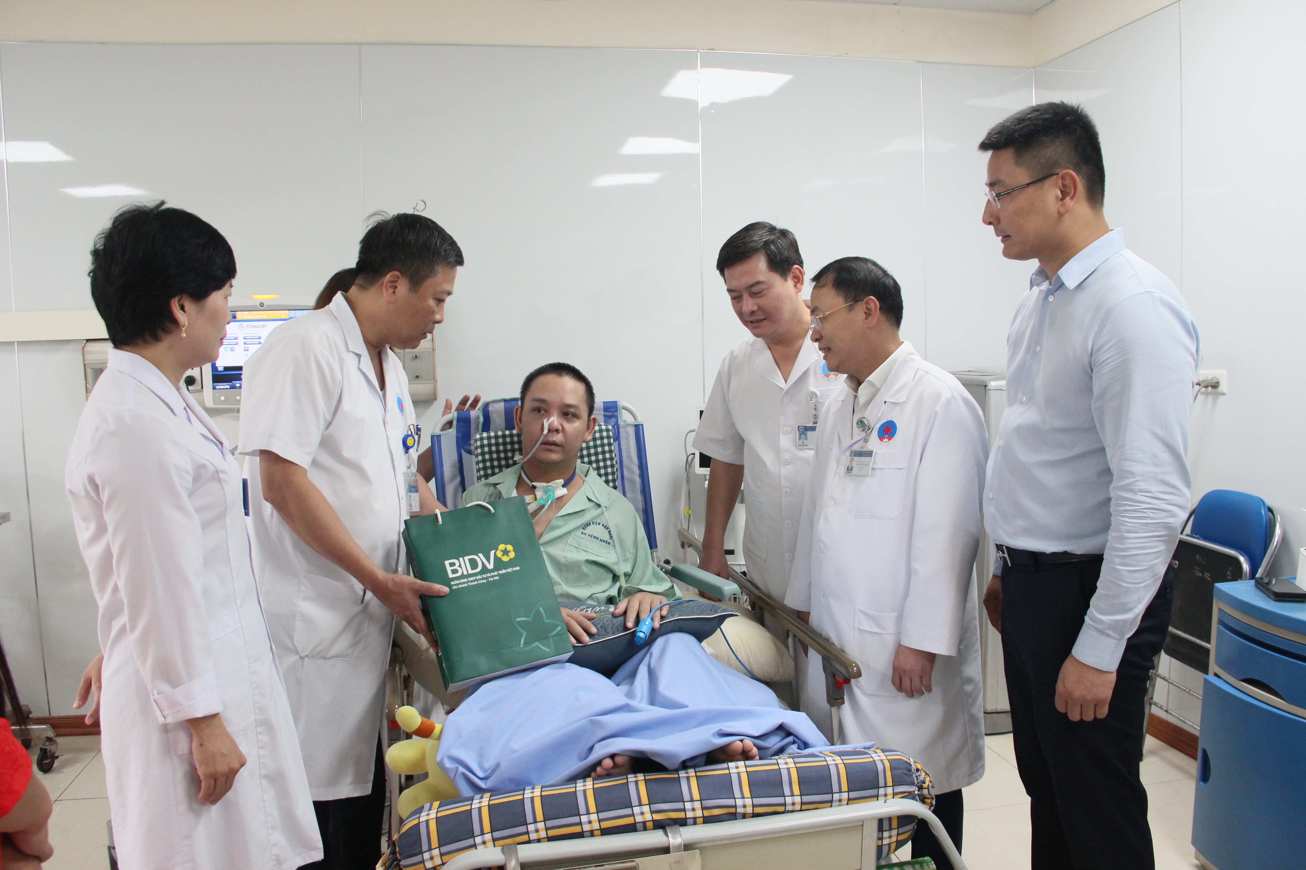 BV Hữu Nghị: Mang âm nhạc, niềm vui và yêu thương tới người bệnh - ảnh 1