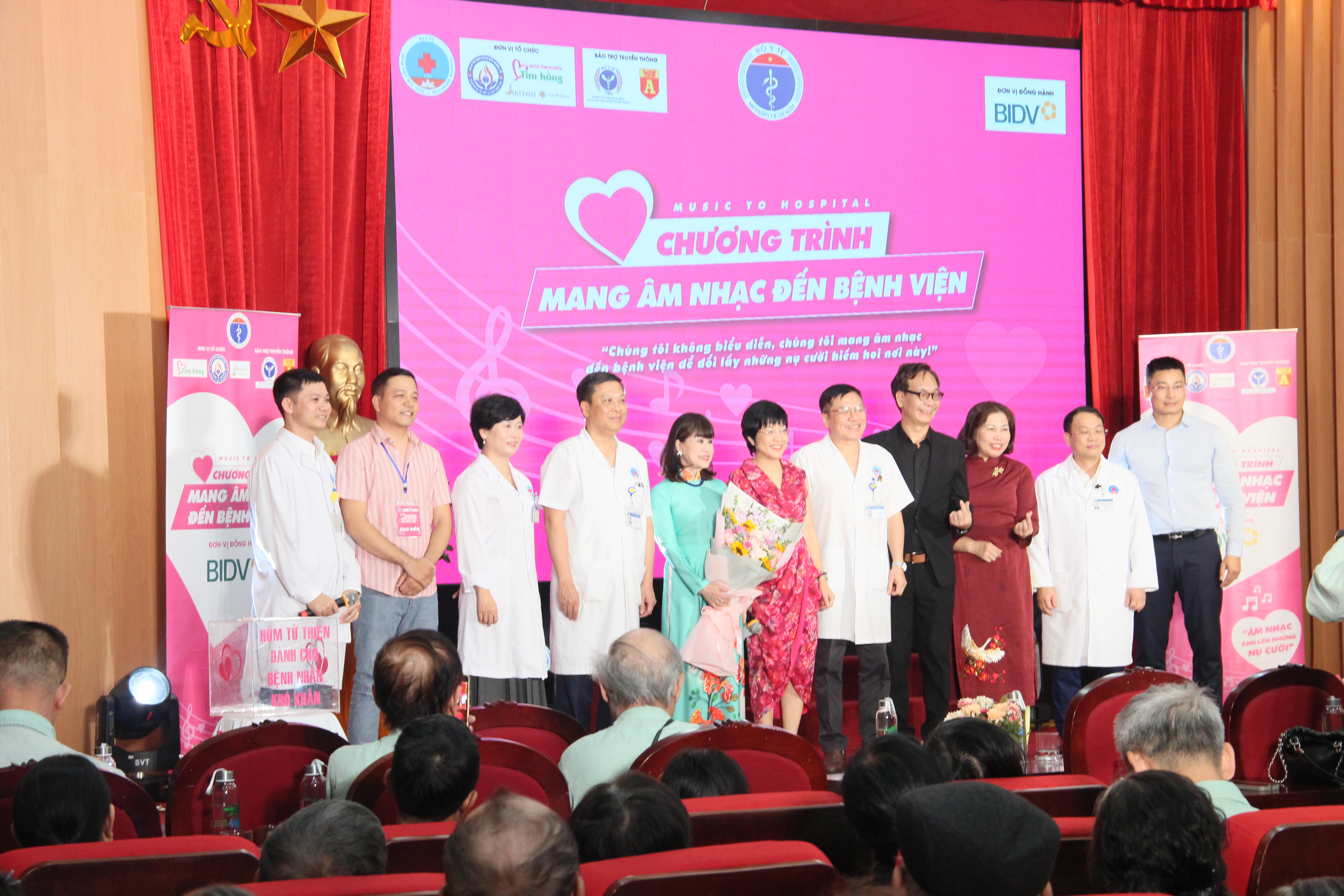 BV Hữu Nghị: Mang âm nhạc, niềm vui và yêu thương tới người bệnh - ảnh 4