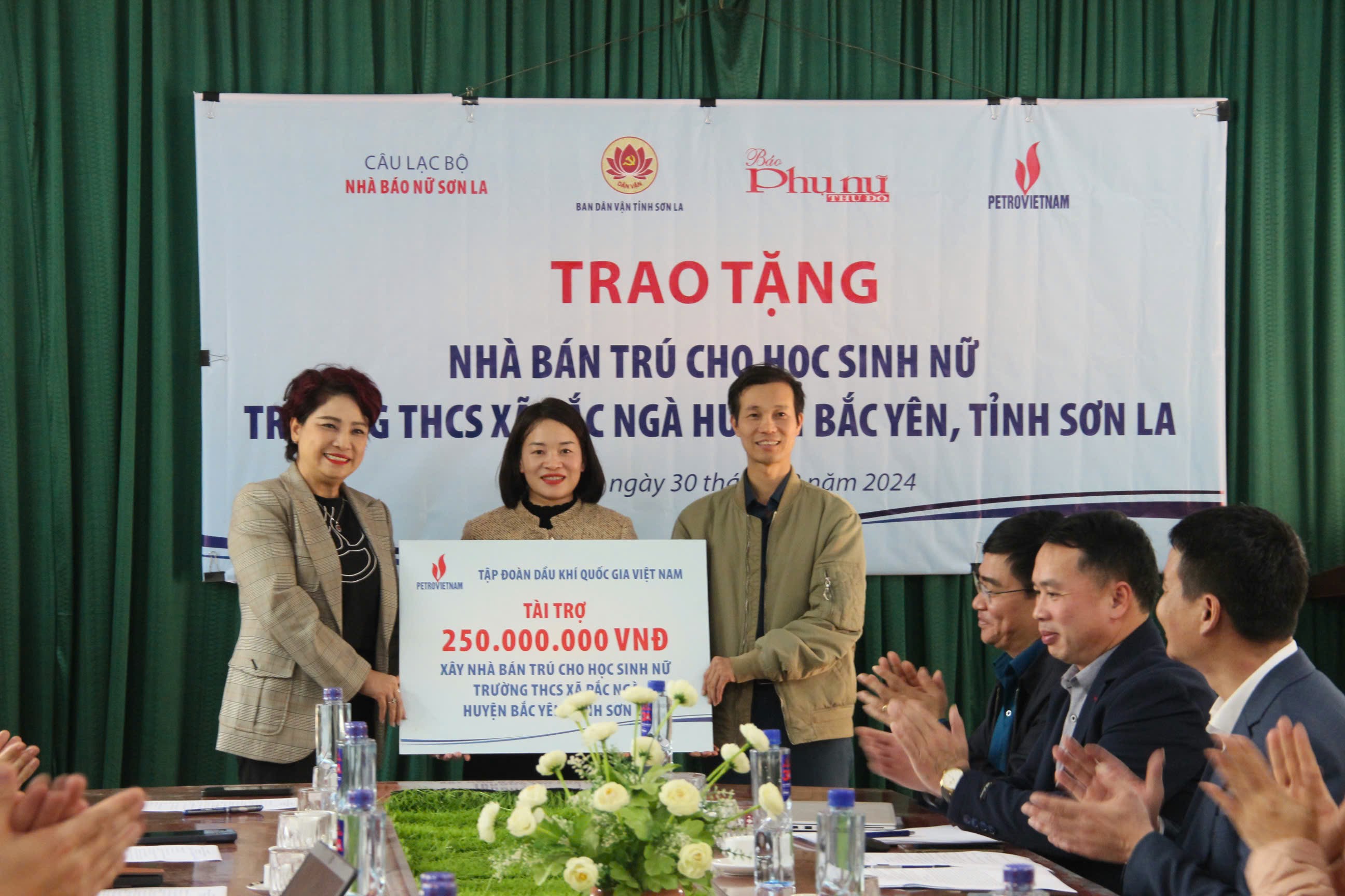 Báo Phụ nữ Thủ đô trao 250 triệu đồng xây nhà bán trú cho trường THCS Pắc Ngà, tỉnh Sơn La - ảnh 1