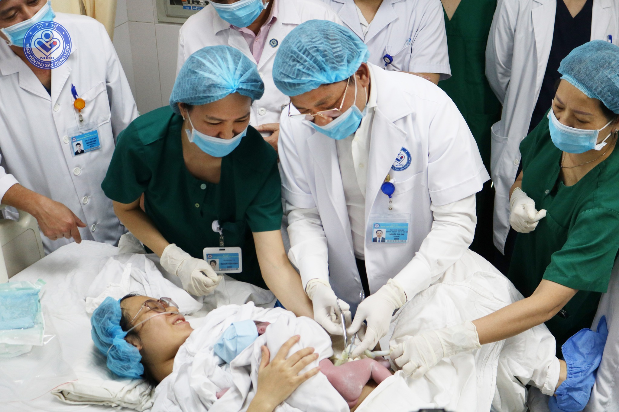 Giám đốc bệnh viện Phụ sản Trung ương trực tiếp cắt dây rốn cho em bé đầu tiên của năm 2025 - ảnh 2