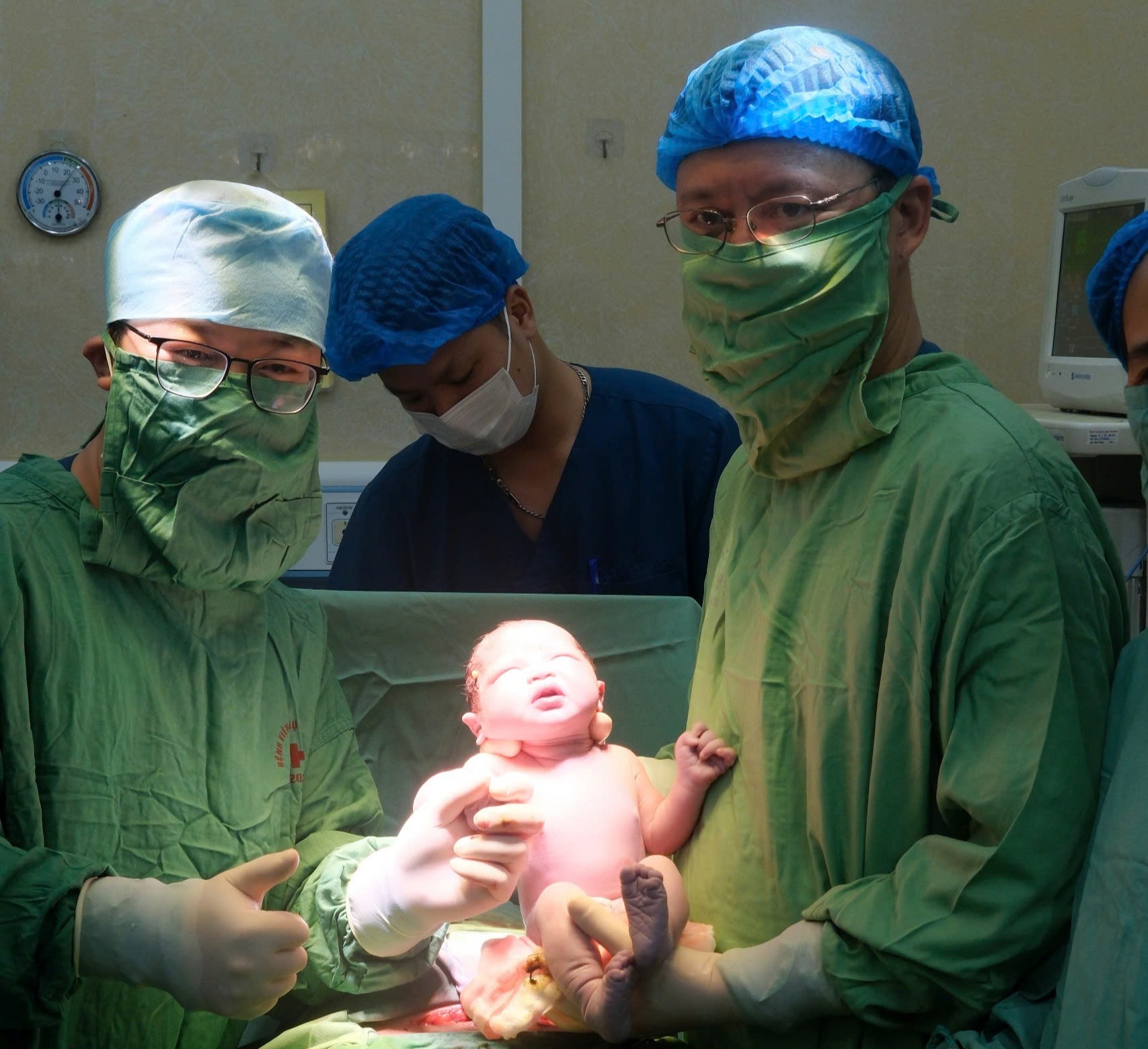 Chào đón những công dân đầu tiên của năm mới tại Bệnh viện Phụ Sản Hà Nội - ảnh 1