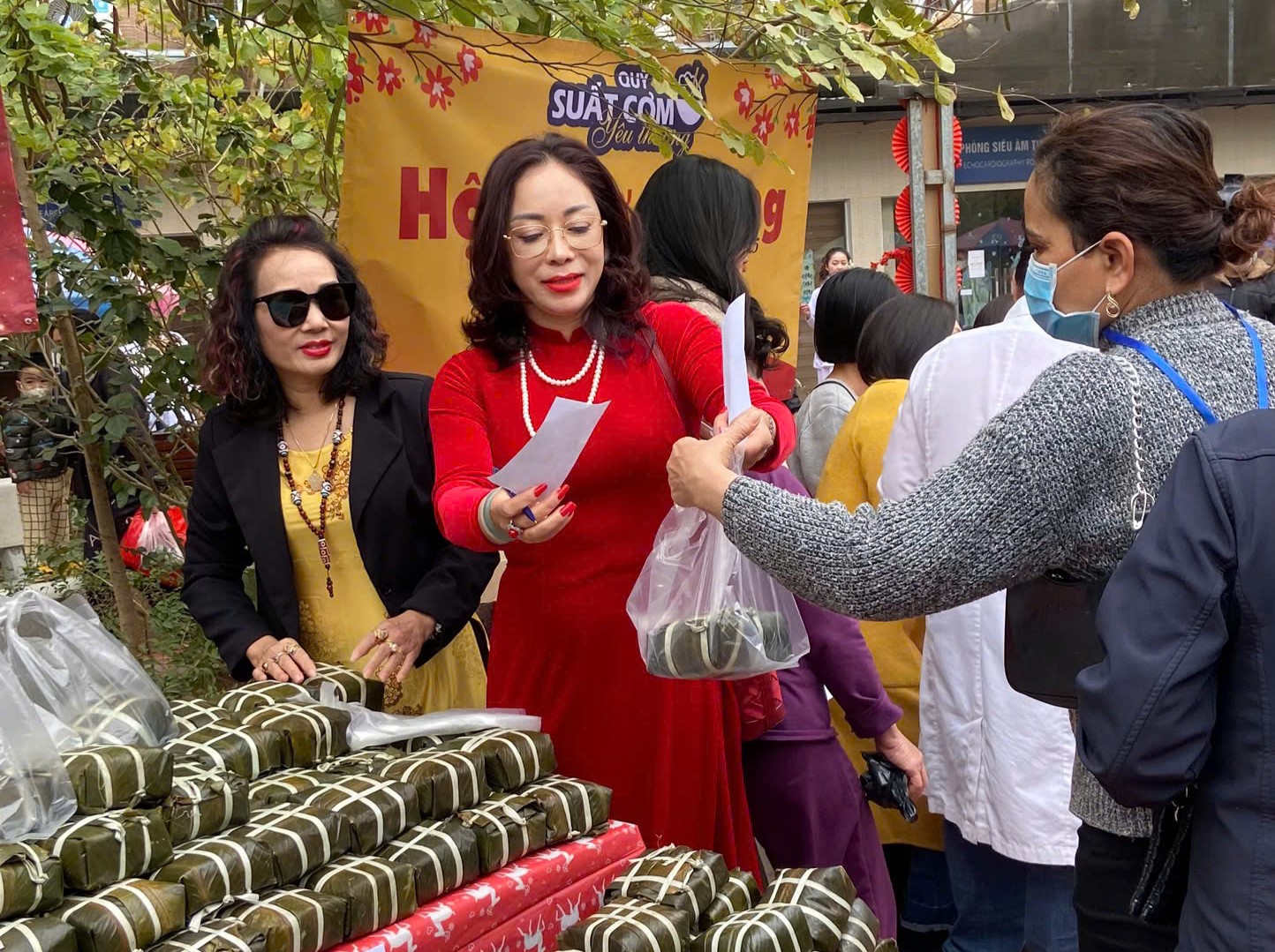 Ấm áp Hội chợ Tết 0 đồng cho những bệnh nhân nghèo - ảnh 2