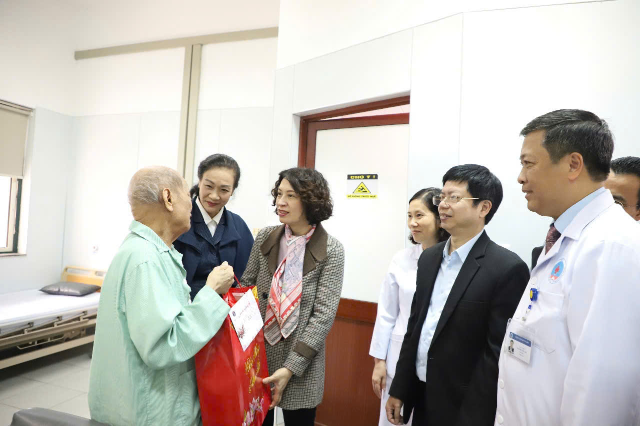 Thứ trưởng Bộ Y tế thăm và chúc Tết tại bệnh viện Hữu Nghị - ảnh 1