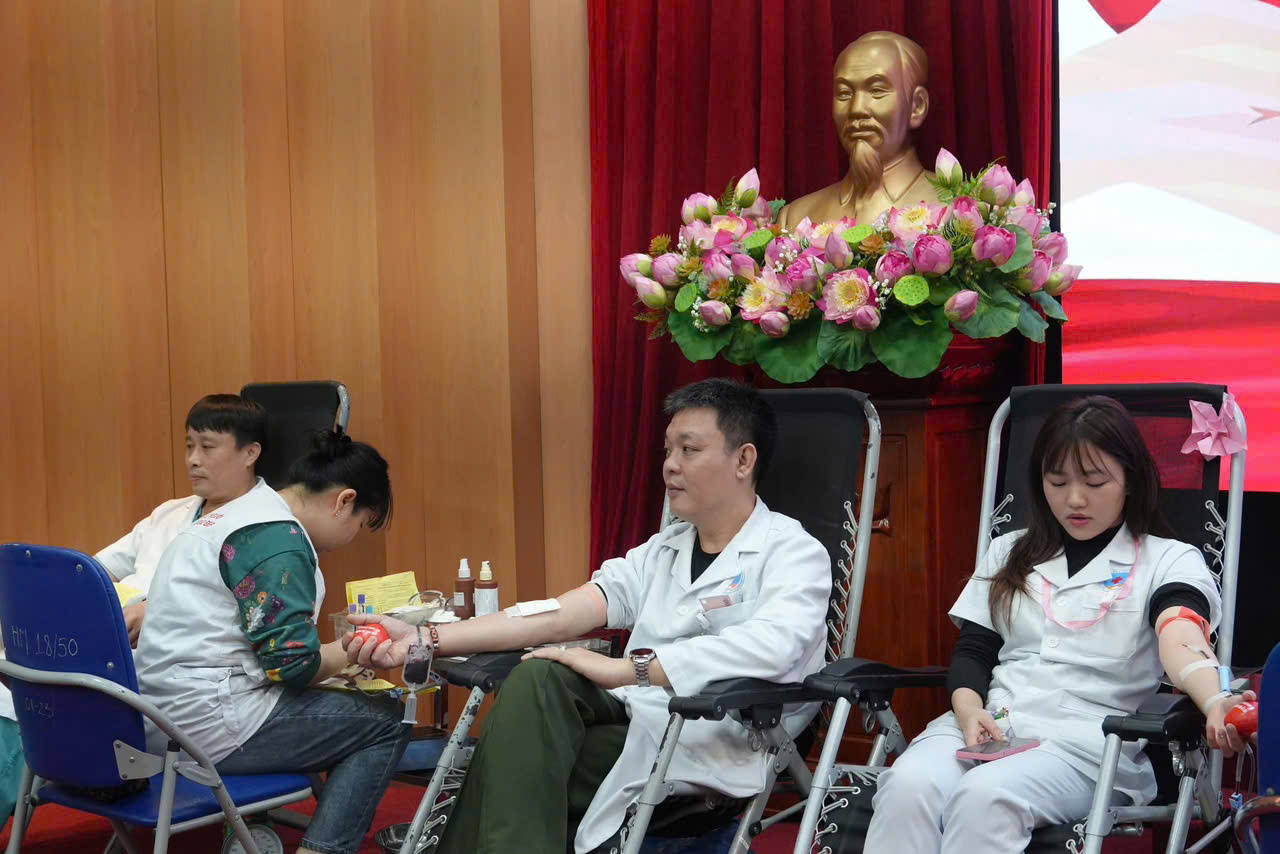 Bệnh viện Hữu Nghị: 156 đơn vị máu dành tặng người bệnh - ảnh 6