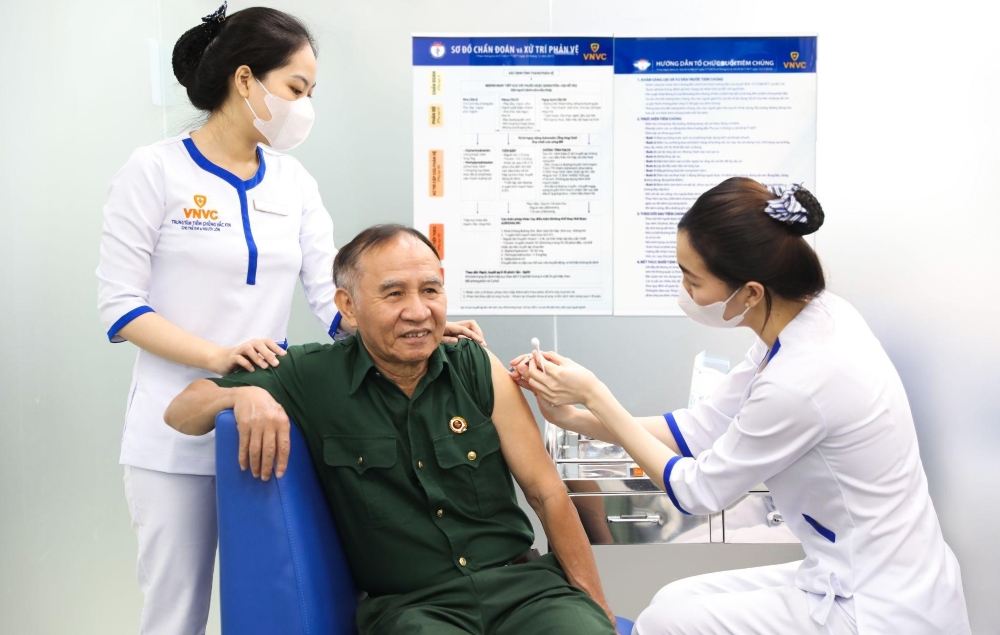 Những mũi vắc xin ấm tình đồng đội - ảnh 2