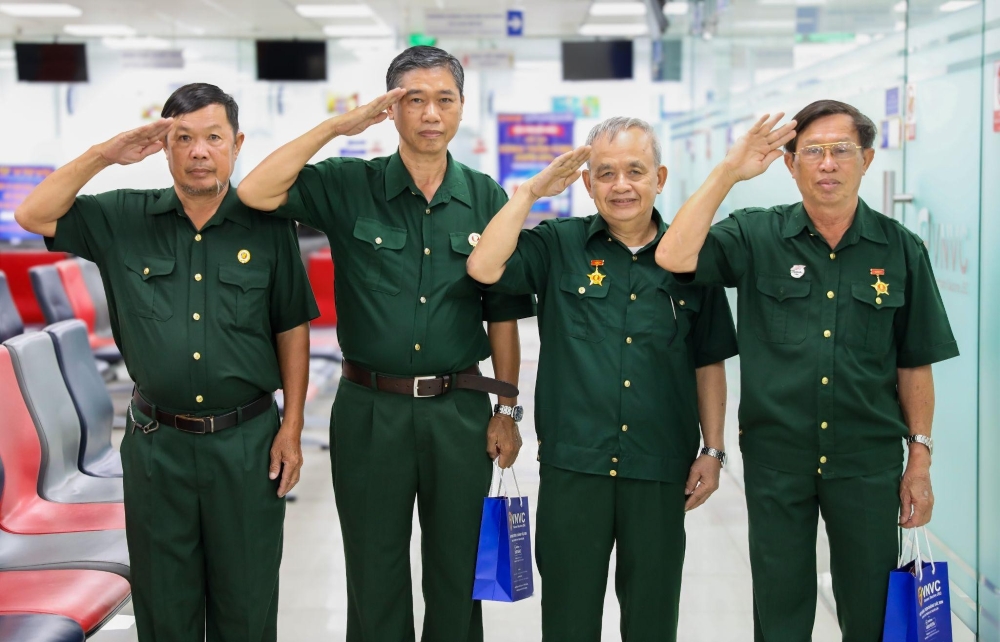 Những mũi vắc xin ấm tình đồng đội - ảnh 1