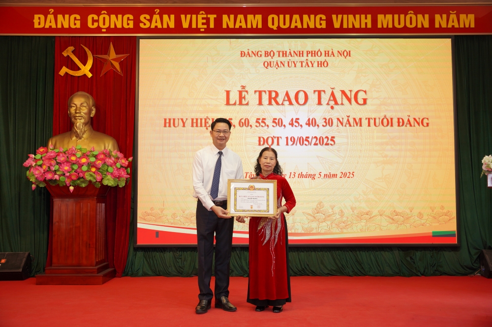 Giữ lửa theo gương Bác: Dấu ấn 10 năm thực hiện Chỉ thị 05 tại Phú Thượng - ảnh 4