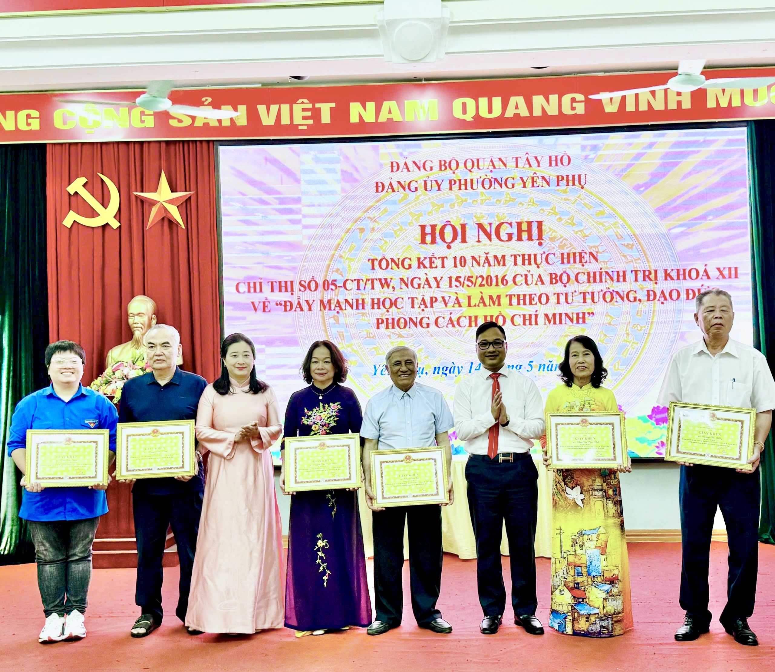 Phường Yên Phụ: Trao Huy hiệu Đảng và nhìn lại chặng đường 10 năm học Bác - ảnh 3