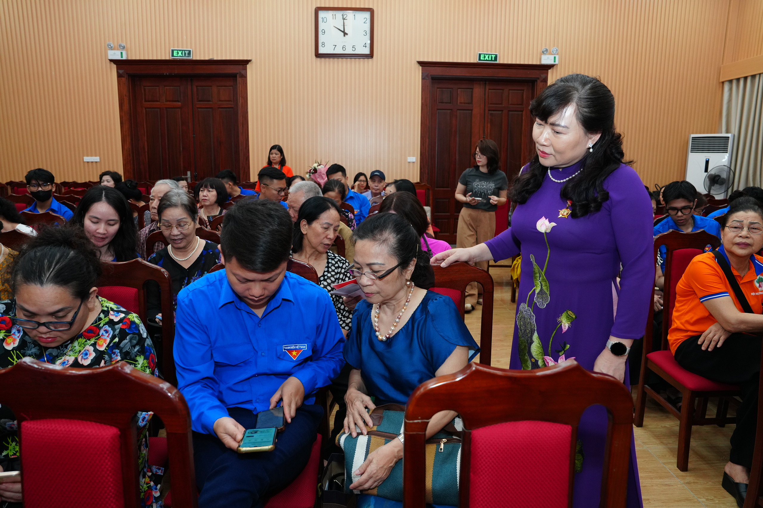 Người cao tuổi quận Tây Hồ làm chủ công nghệ với “Bình dân học vụ số“ - ảnh 2