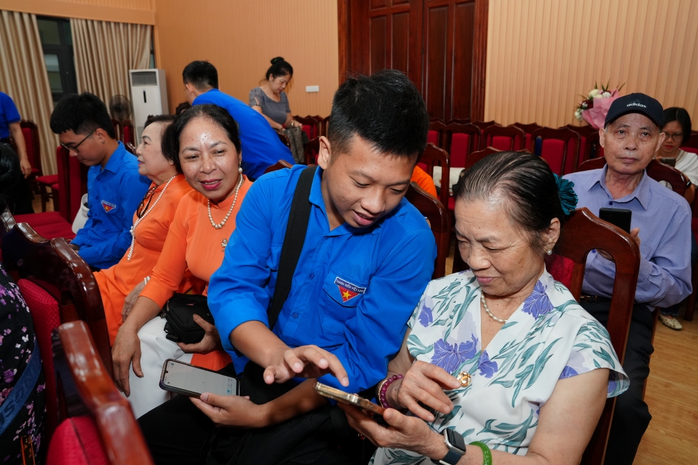 Người cao tuổi quận Tây Hồ làm chủ công nghệ với “Bình dân học vụ số“ - ảnh 3