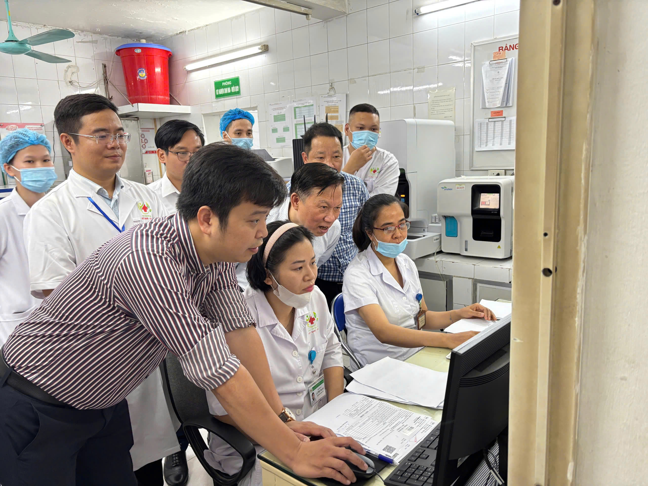 Y tế Hà Nội vững bước chuyển mình, hướng tới chăm sóc sức khỏe toàn dân thông minh và hiệu quả - ảnh 2