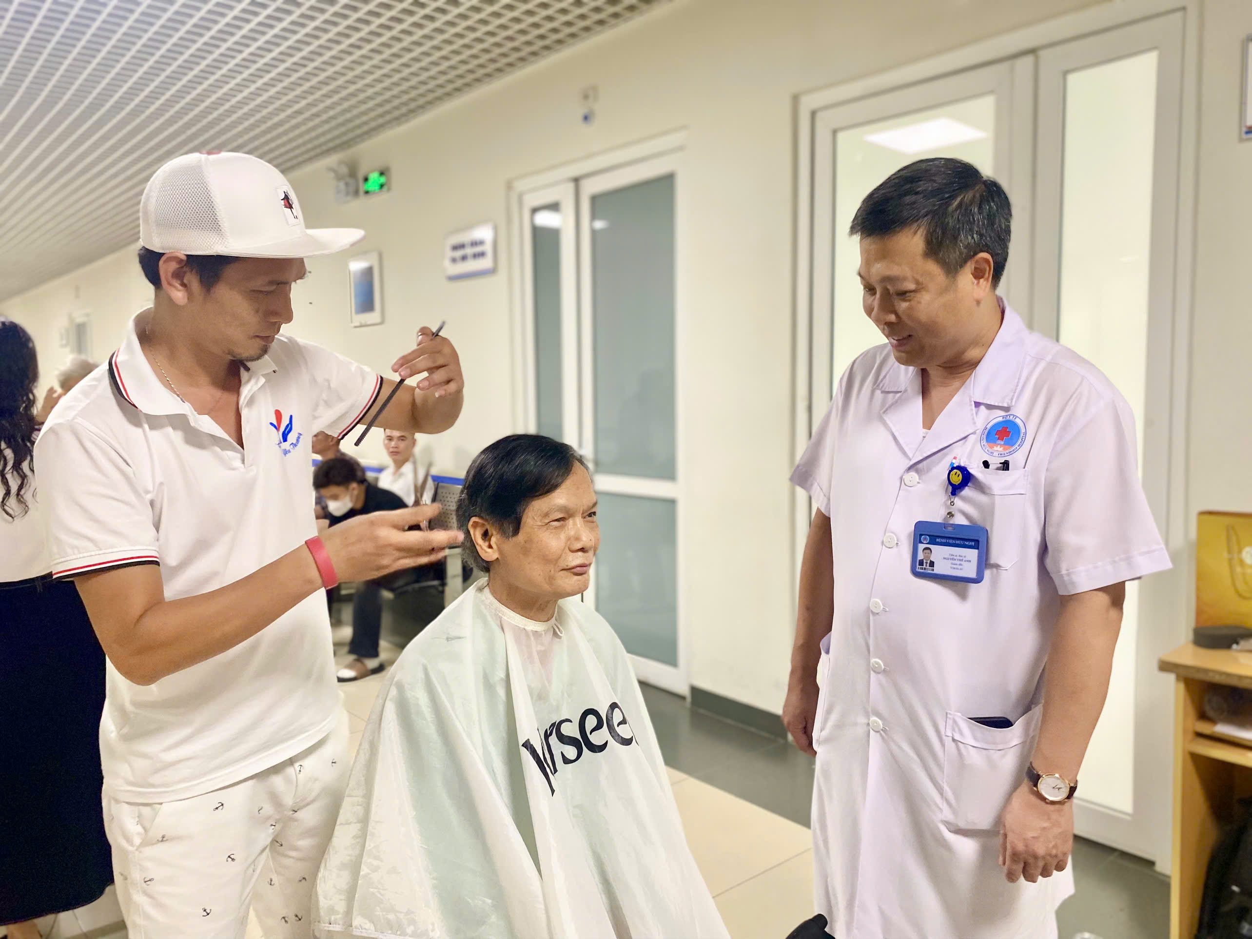 Bệnh viện Hữu Nghị lan tỏa yêu thương từ hoạt động cắt tóc miễn phí - ảnh 5