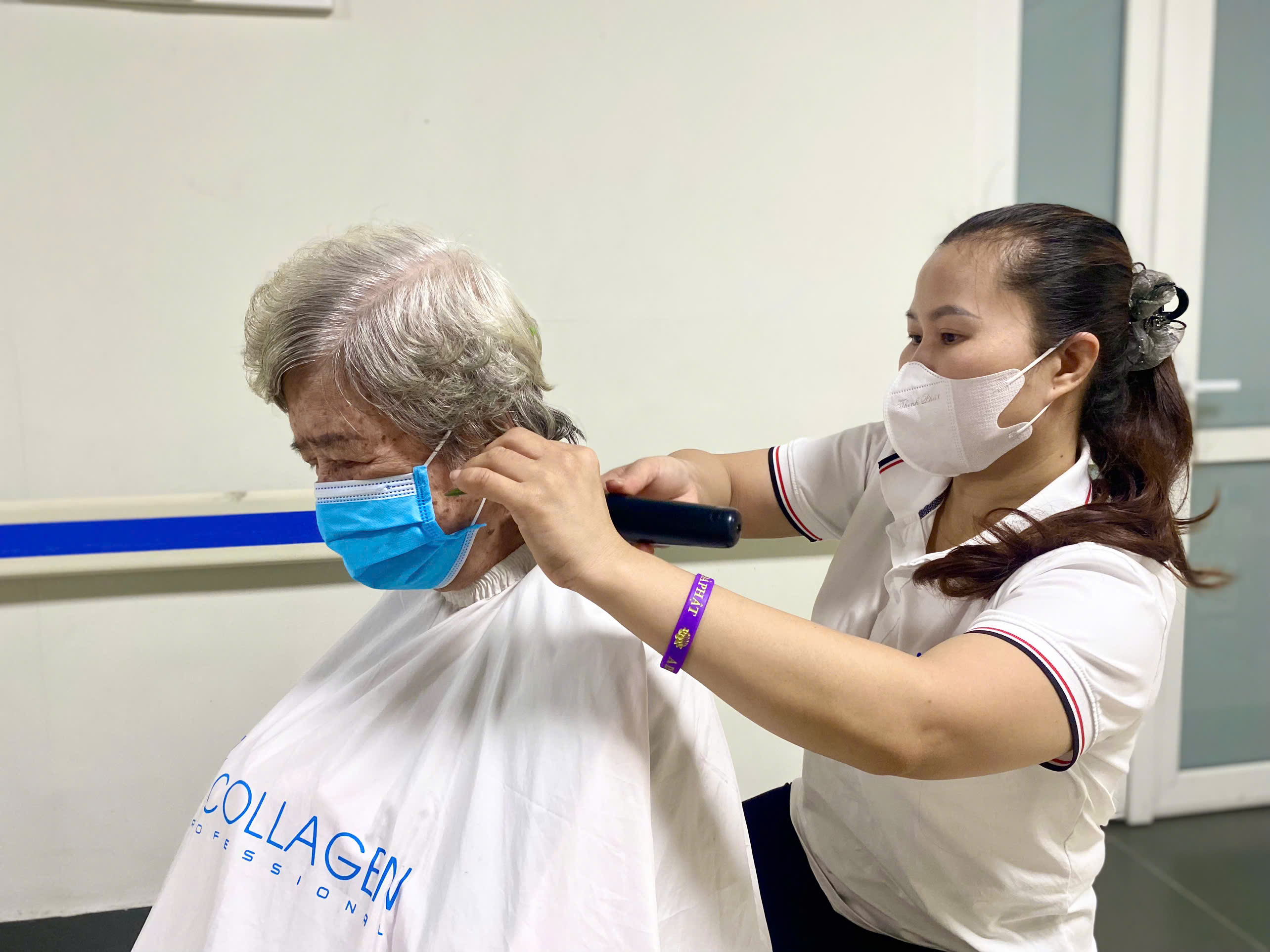 Bệnh viện Hữu Nghị lan tỏa yêu thương từ hoạt động cắt tóc miễn phí - ảnh 1