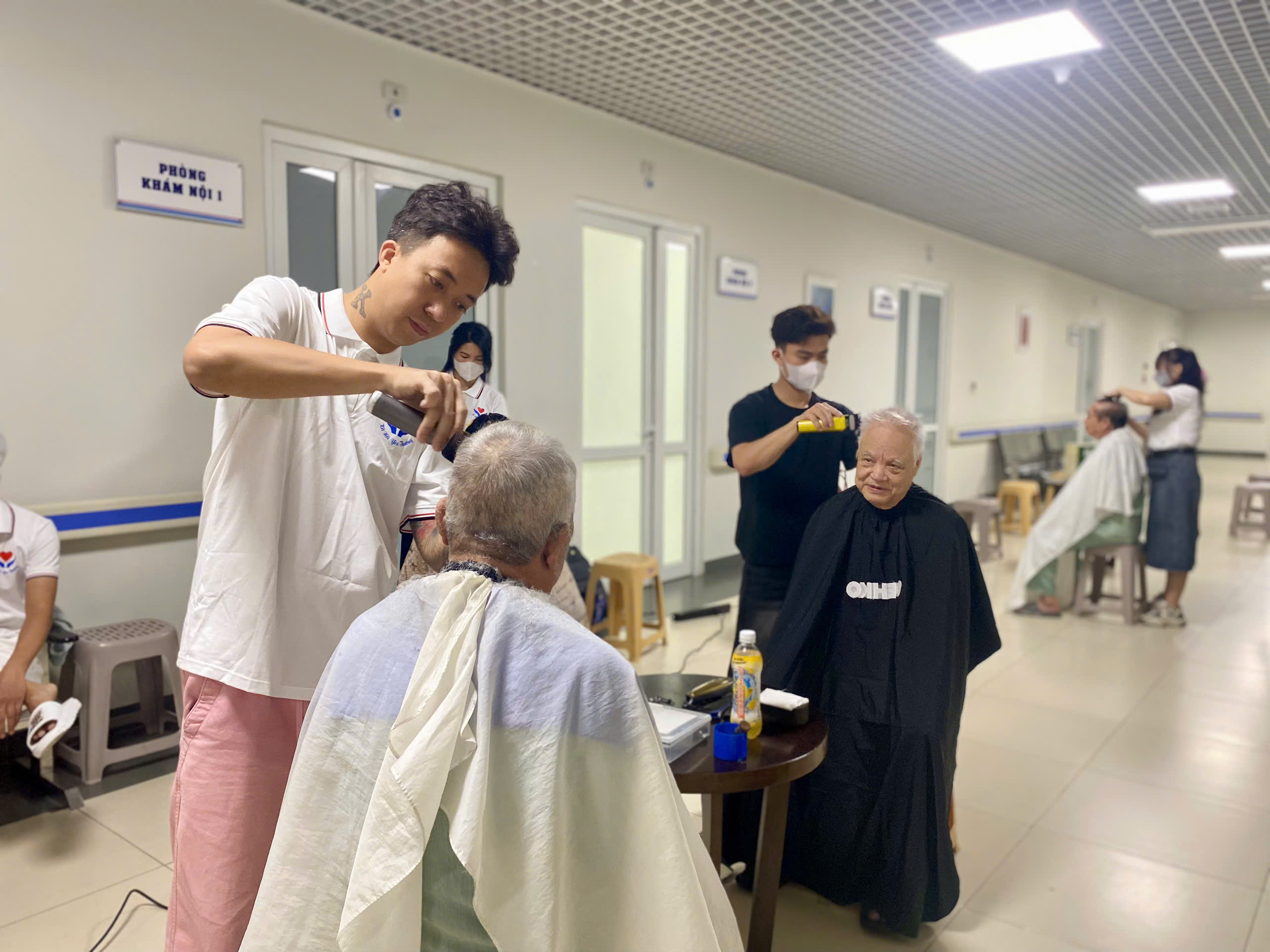 Bệnh viện Hữu Nghị lan tỏa yêu thương từ hoạt động cắt tóc miễn phí - ảnh 3