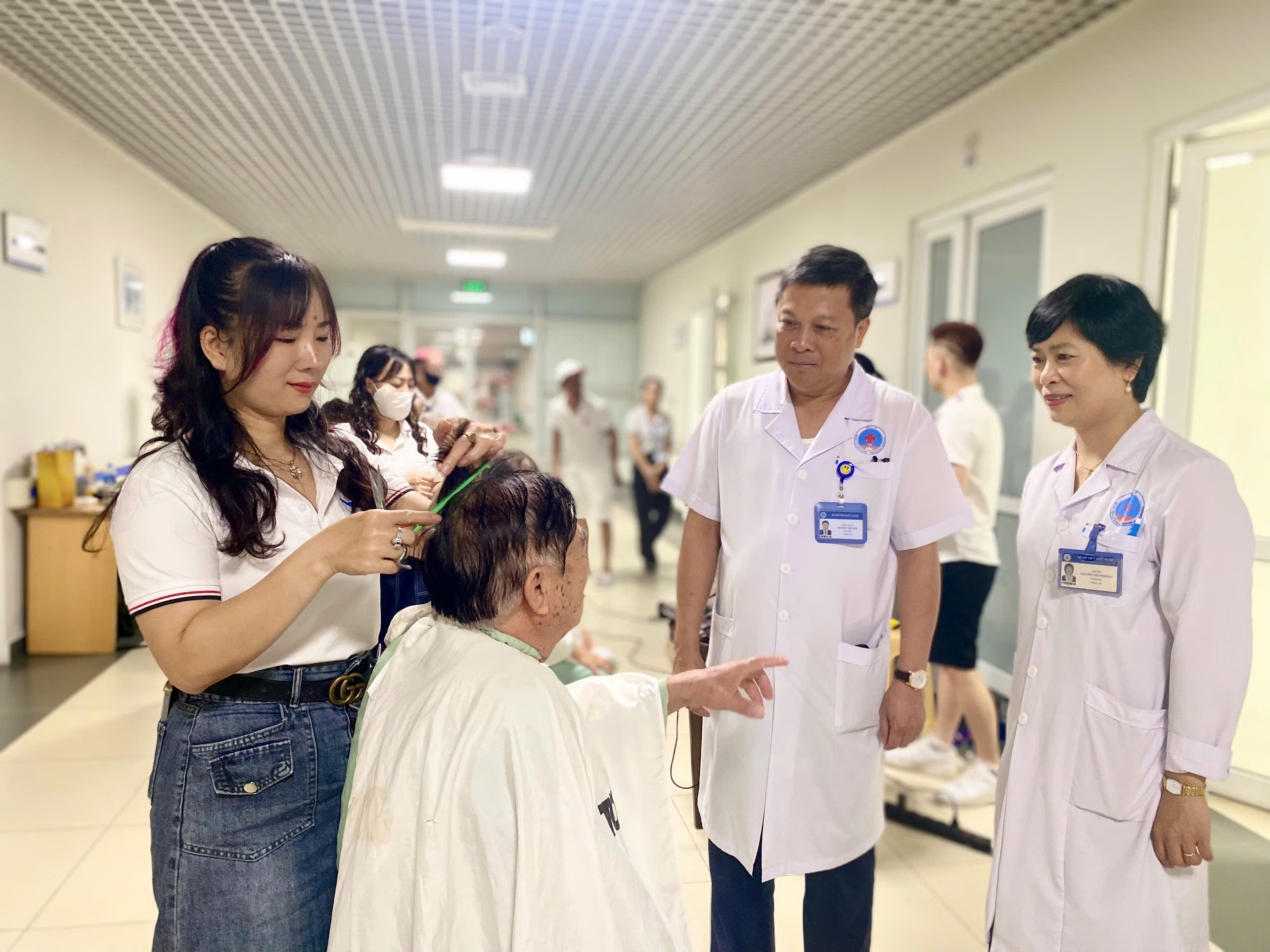 Bệnh viện Hữu Nghị lan tỏa yêu thương từ hoạt động cắt tóc miễn phí - ảnh 2