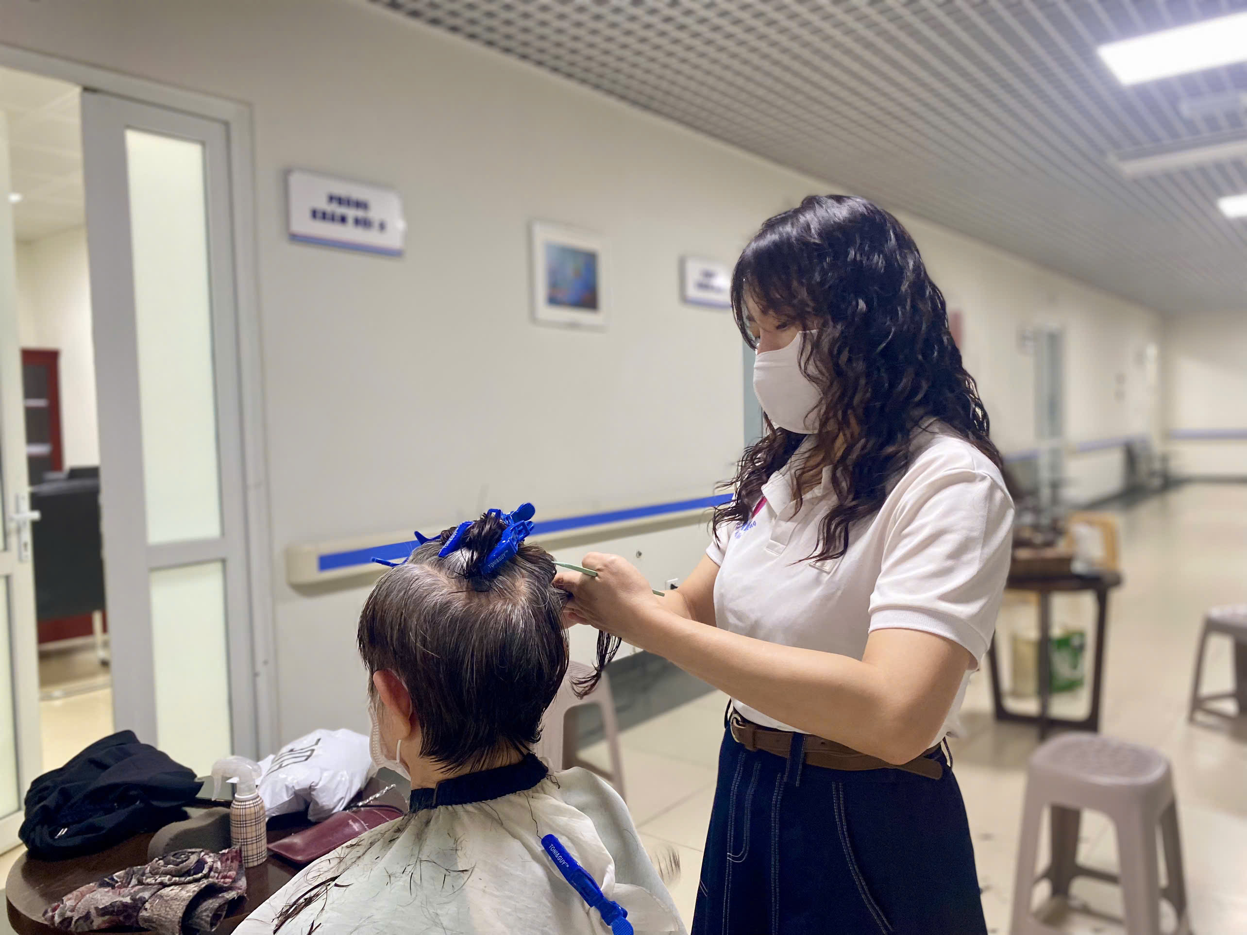 Bệnh viện Hữu Nghị lan tỏa yêu thương từ hoạt động cắt tóc miễn phí - ảnh 4