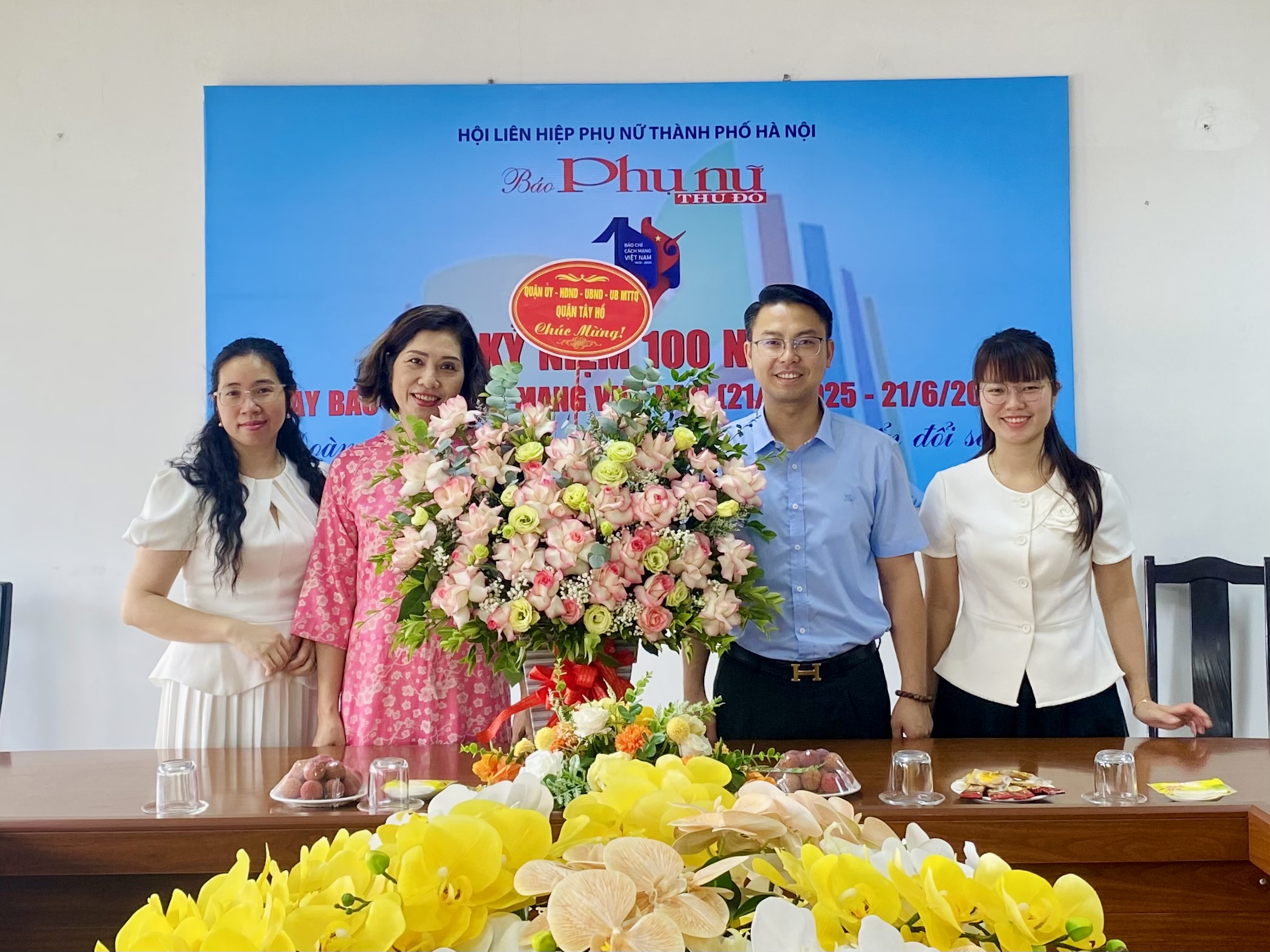 Quận Tây Hồ: Thăm, chúc mừng báo chí nhân 100 năm ngày Báo chí Cách mạng Việt Nam - ảnh 2