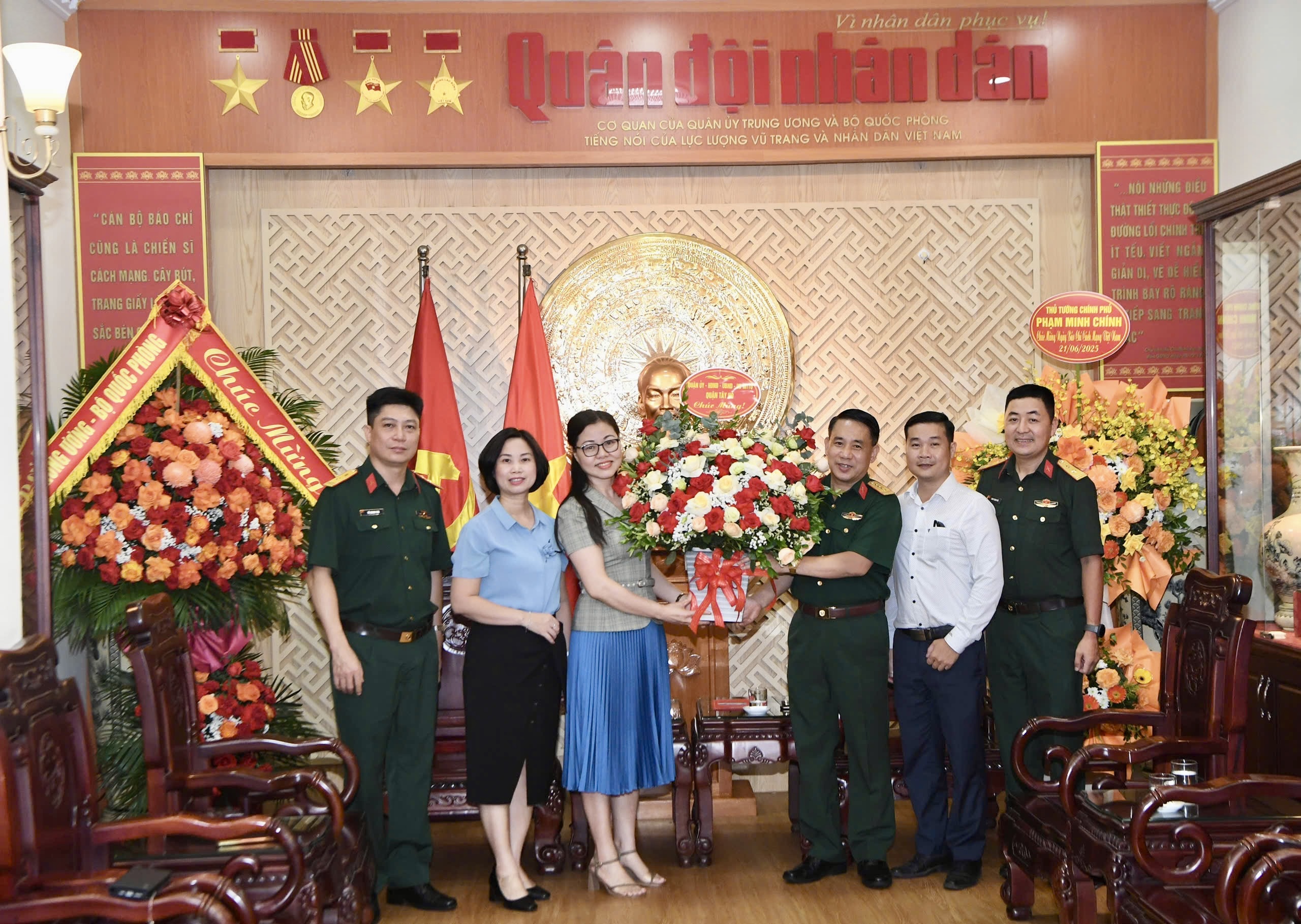 Quận Tây Hồ: Thăm, chúc mừng báo chí nhân 100 năm ngày Báo chí Cách mạng Việt Nam - ảnh 3