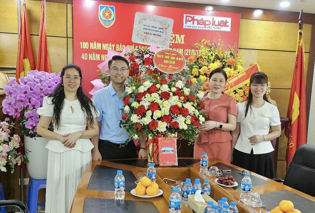 Quận Tây Hồ: Thăm, chúc mừng báo chí nhân 100 năm ngày Báo chí Cách mạng Việt Nam - ảnh 7