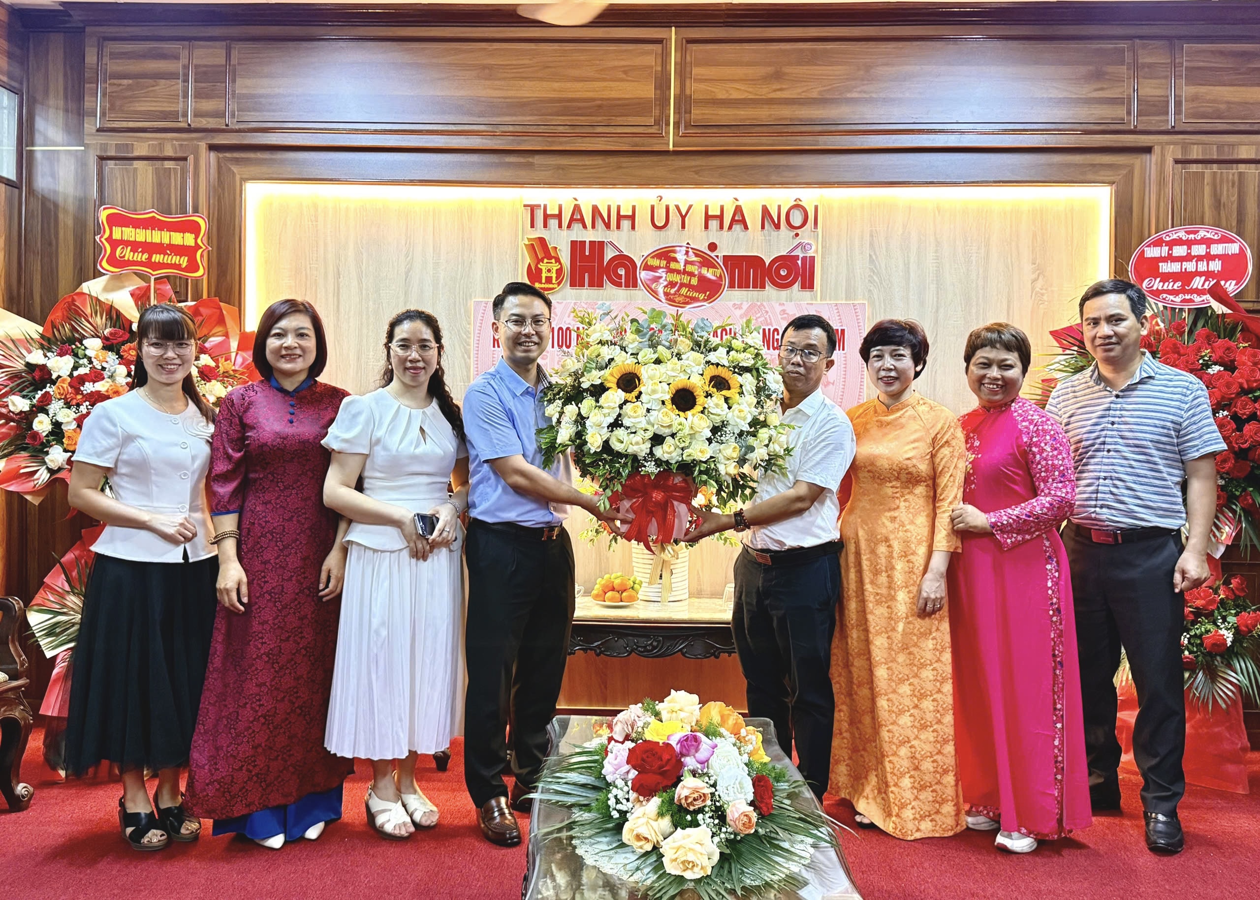 Quận Tây Hồ: Thăm, chúc mừng báo chí nhân 100 năm ngày Báo chí Cách mạng Việt Nam - ảnh 4