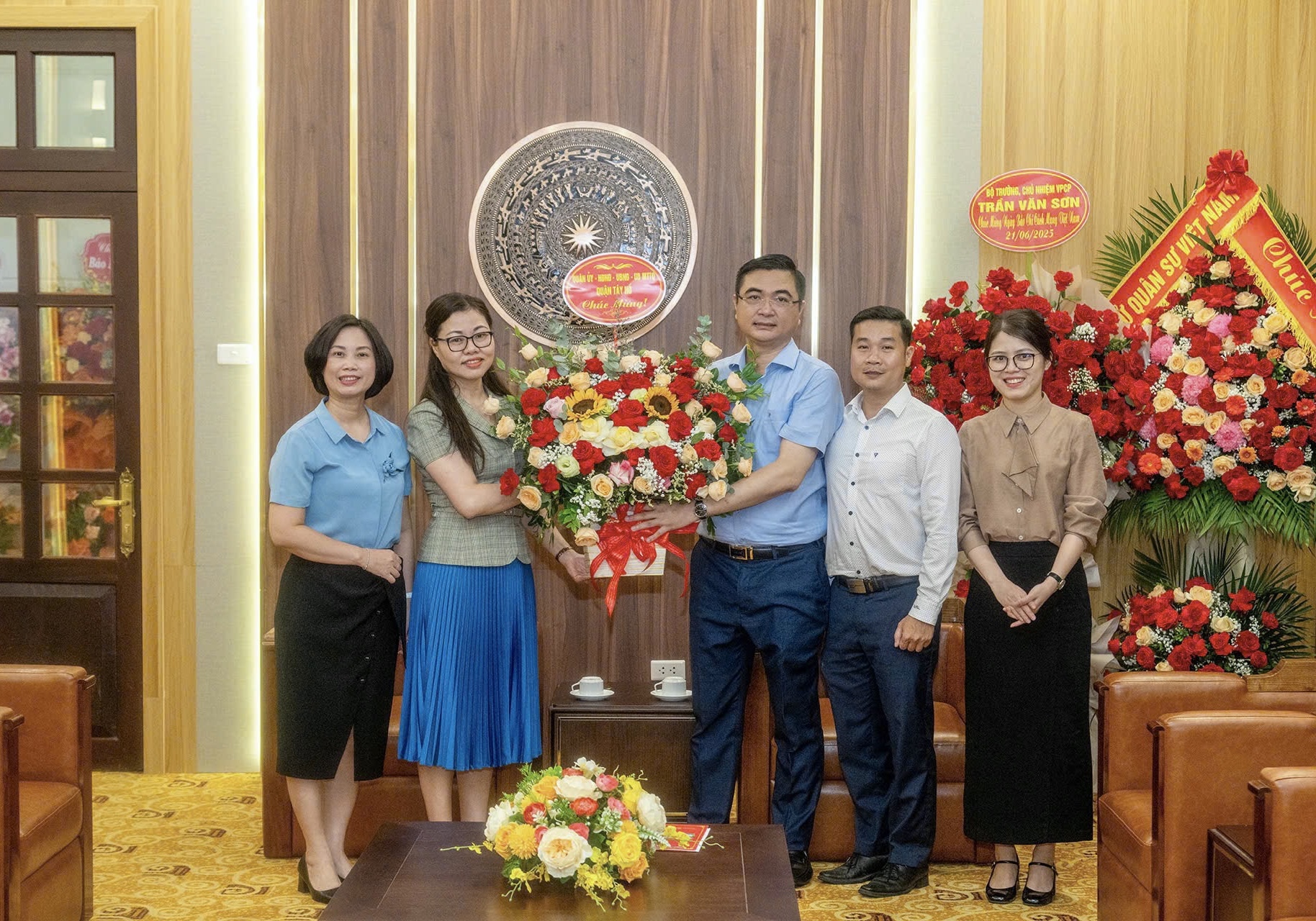 Quận Tây Hồ: Thăm, chúc mừng báo chí nhân 100 năm ngày Báo chí Cách mạng Việt Nam - ảnh 1