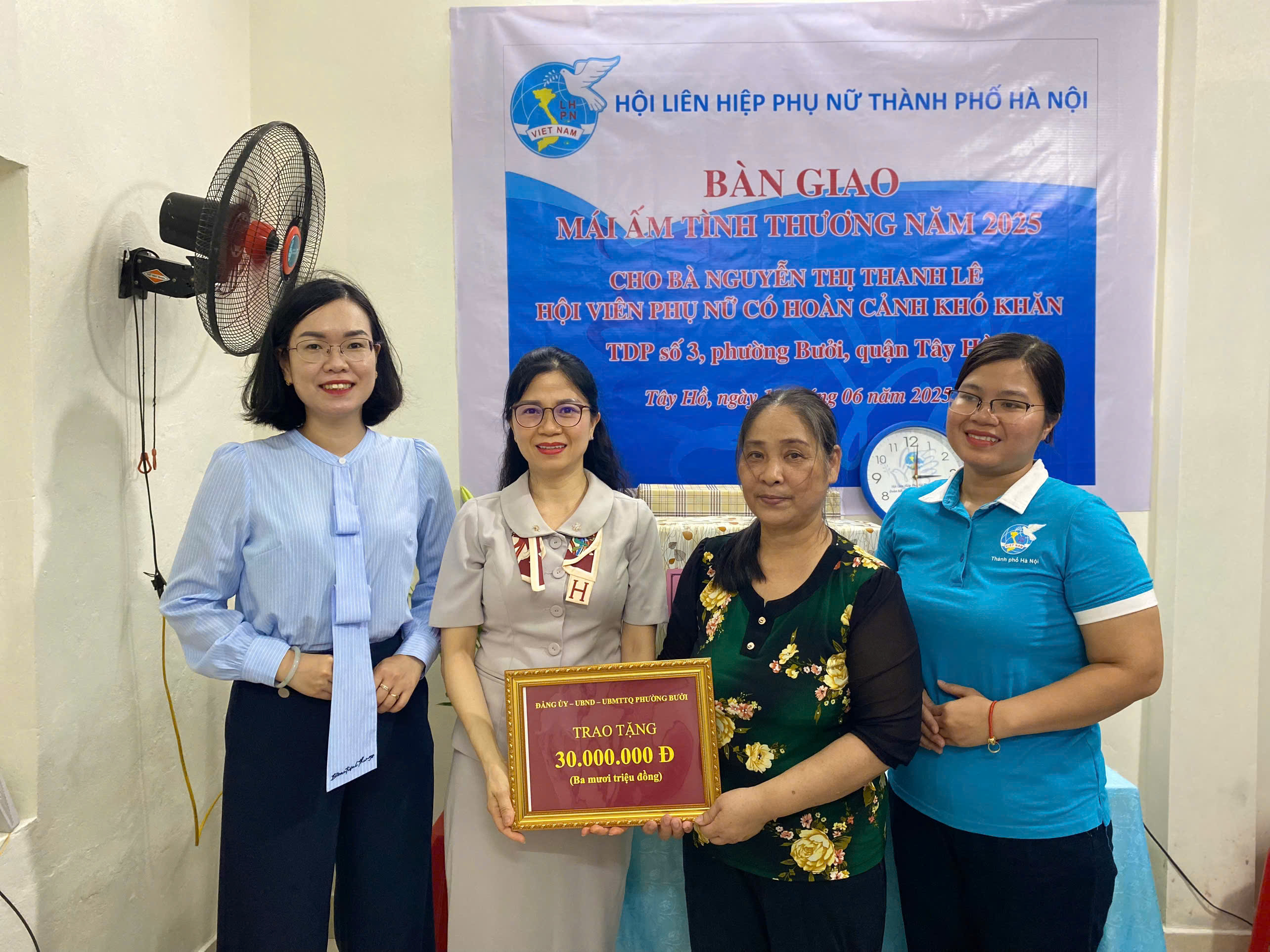 Bàn giao “Mái ấm tình thương” cho hội viên phụ nữ khó khăn phường Bưởi, quận Tây Hồ - ảnh 4